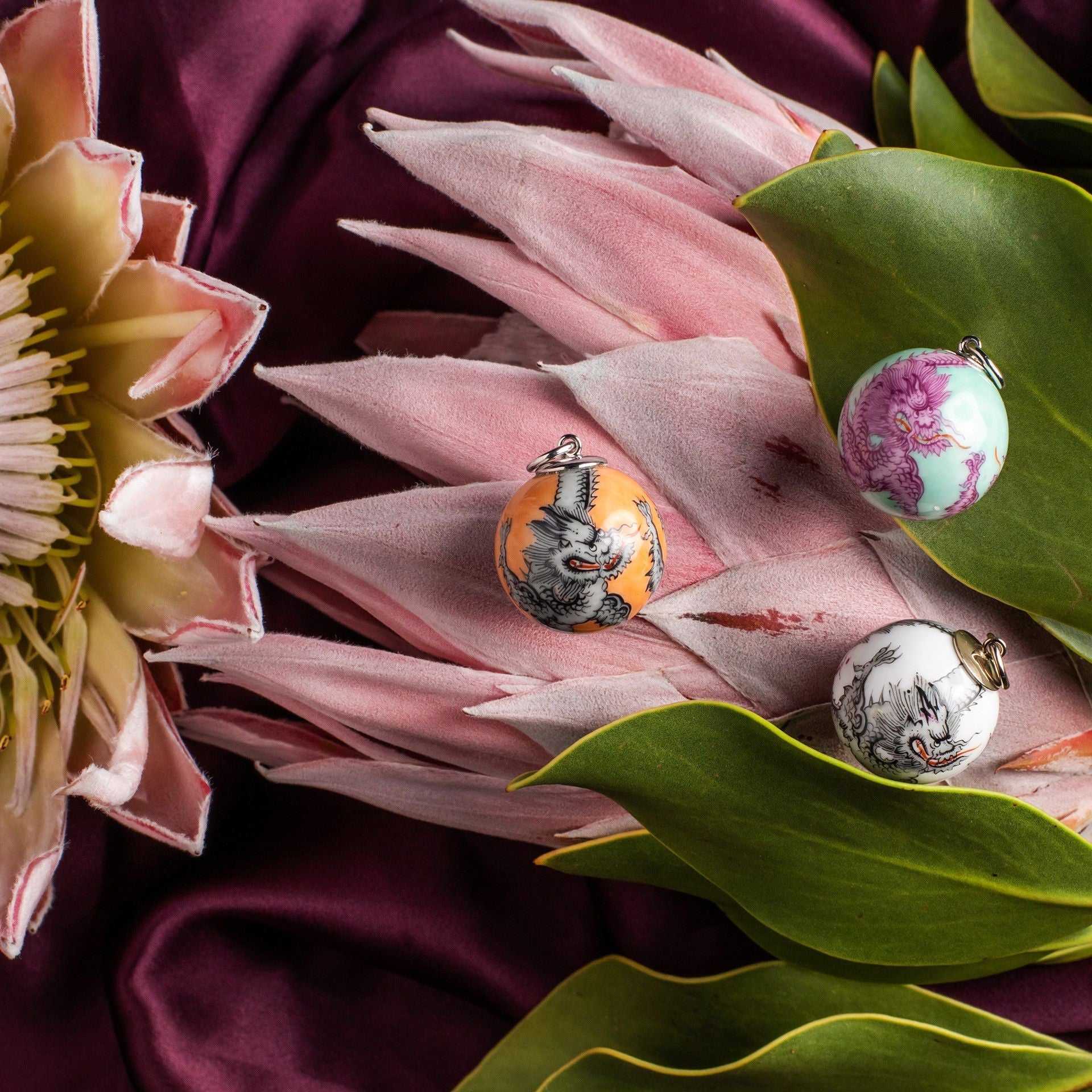 Anhänger "Boule" 3 Mingdrachen schwarz verschlungen, weißer Hintergrund, Ø 2,2 cm | MPJ20HSB0210 - Meissen Weimar