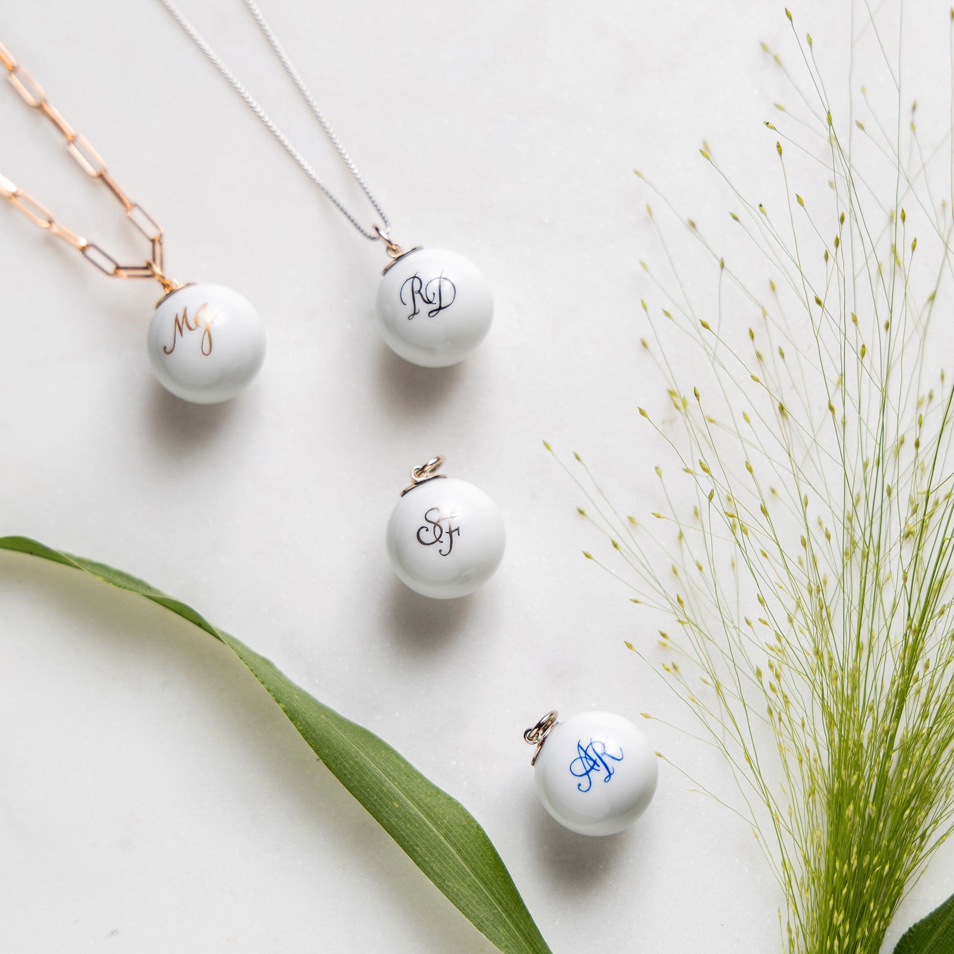 Anhänger Boule Monogramm in Platin, Ø 2,2 cm | Meissen Boule Collection 97b203-55m33 - Meissen Weimar