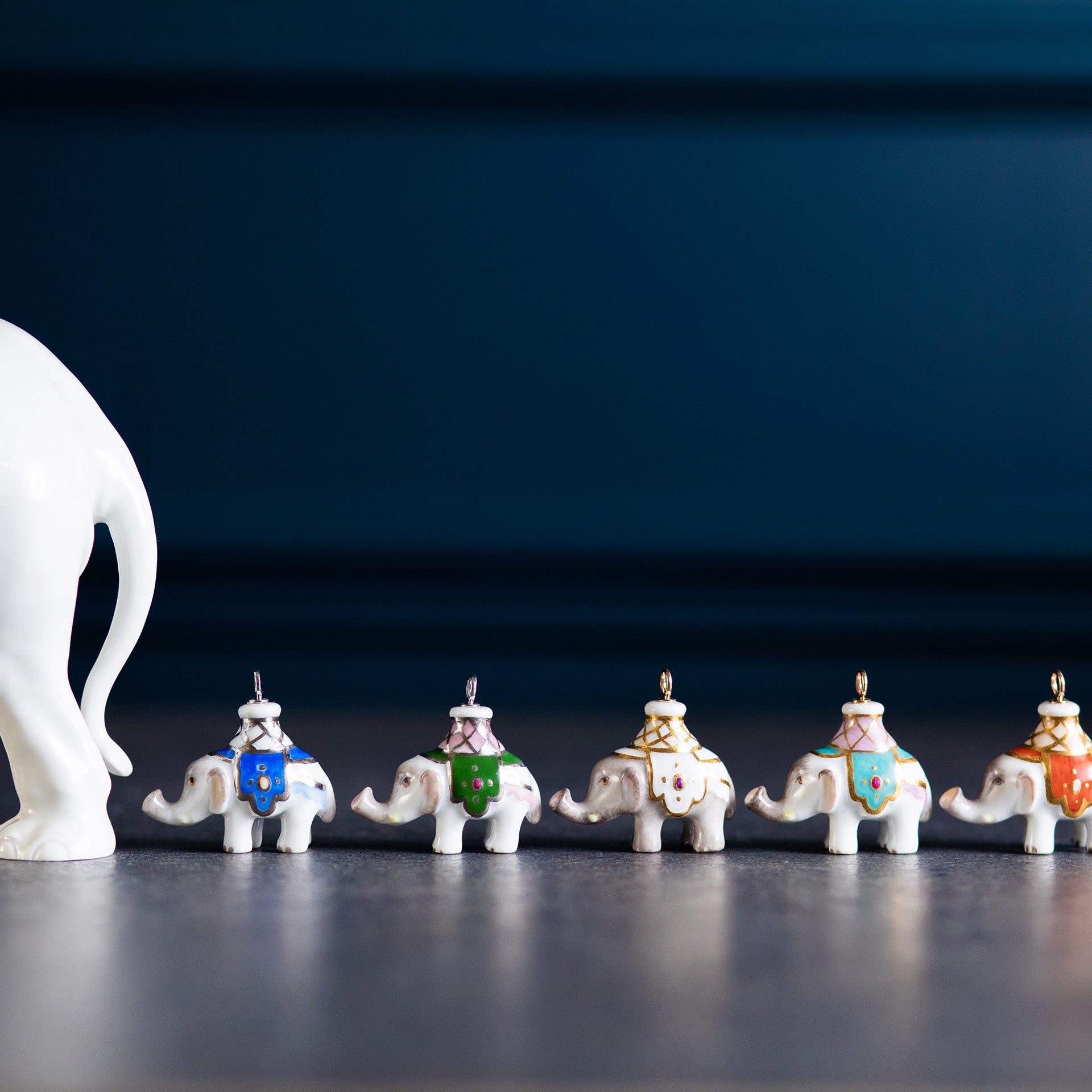 Anhänger Elefant Decke Weiß, H 3,4 cm | Meissen Porzellananhänger 90a299 - 78m08 - Meissen Weimar