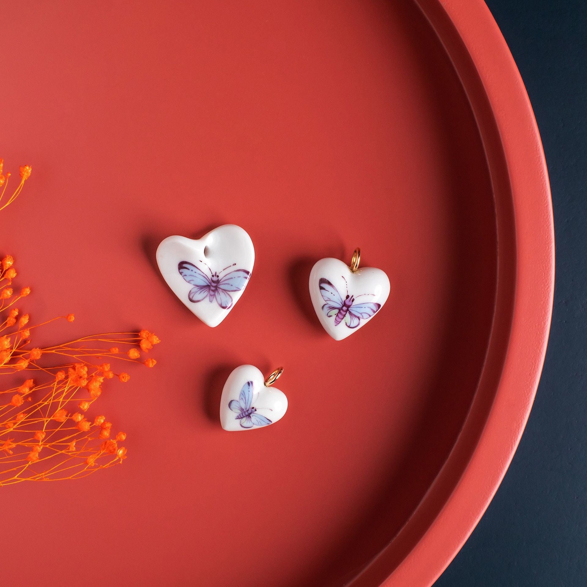 Anhänger 'Geschwungenes Herz', blauer Schmetterling, 2,5 x 2,5 cm | Meissen My Heart MPJ20HES2071 - Meissen Weimar