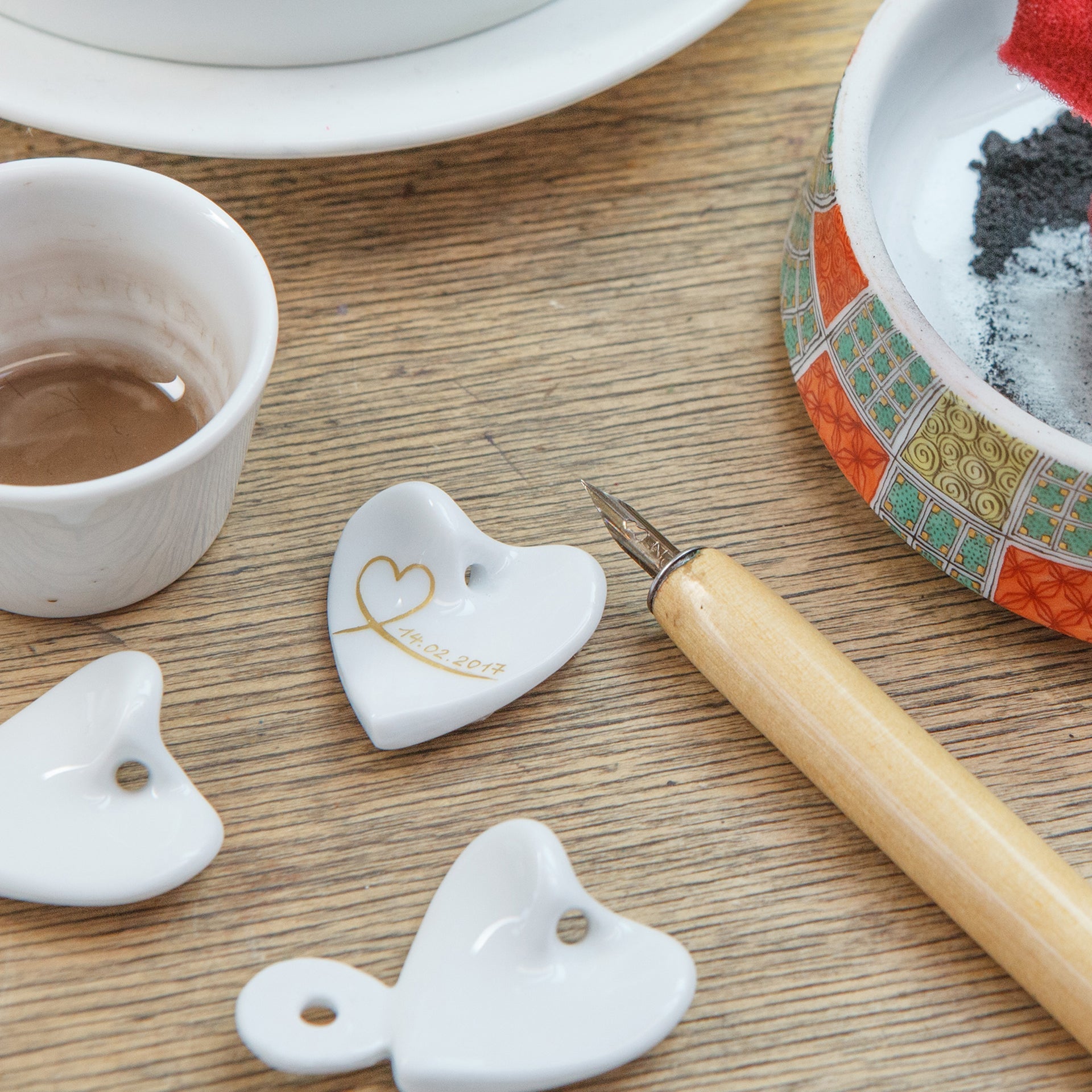 Anhänger "Geschwungenes Herz" mit Datum in Platin, einzeilig, 2,5 x 2,5 cm | Meissen Schmuck Individuell 71A141-71000 - Meissen Weimar