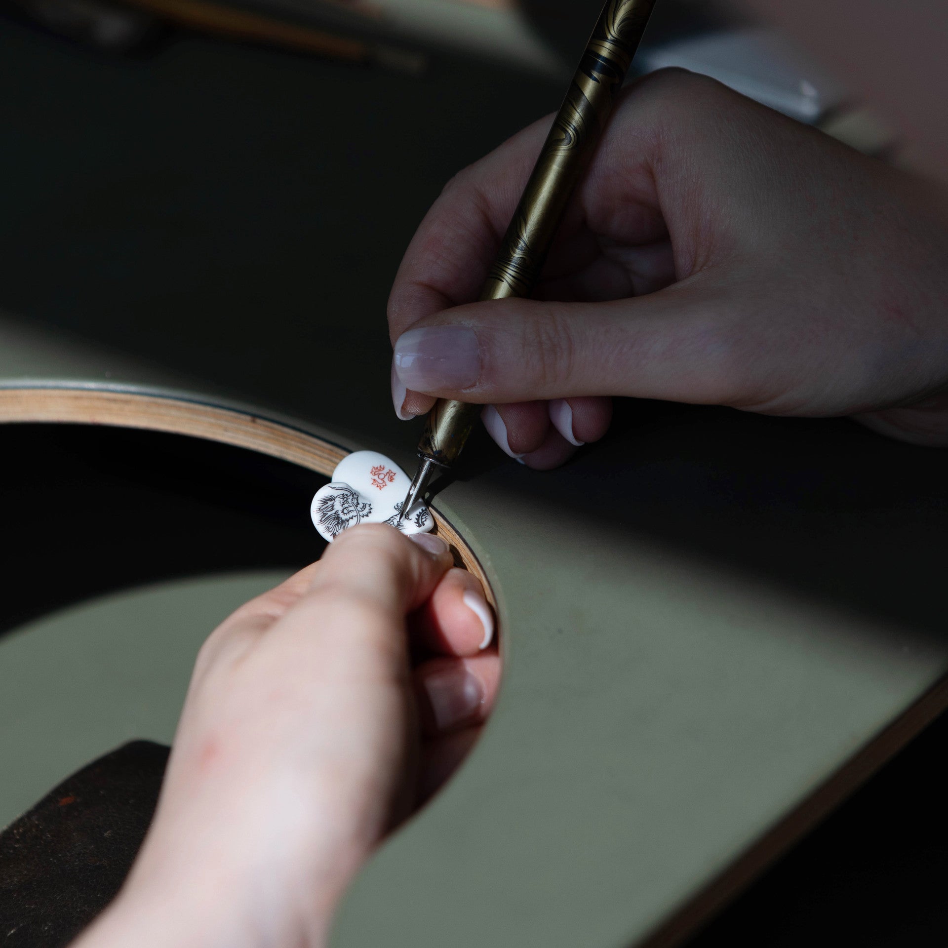 Anhänger, Glücksdrache, H 2,5 cm | Meissen Porzellananhänger 33a319-71000 - Meissen Weimar