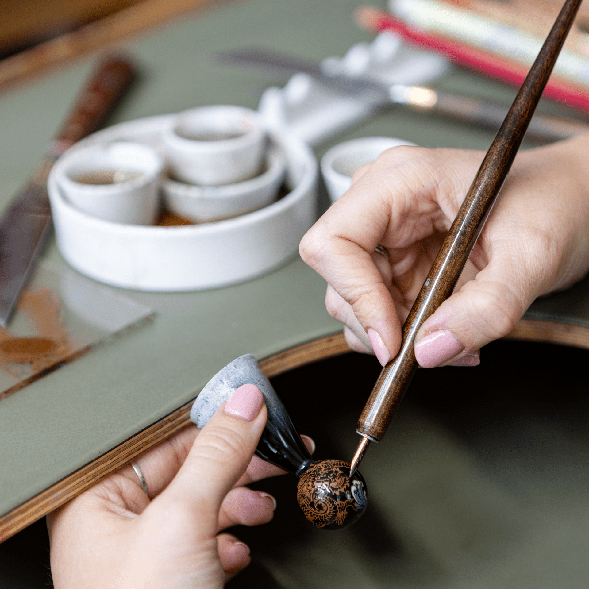 Anhänger, Glücksdrache Shang, Ø 2,1 cm, Ø 2,1 cm | Meissen Boule Collection 59A681-55M34 - Meissen Weimar