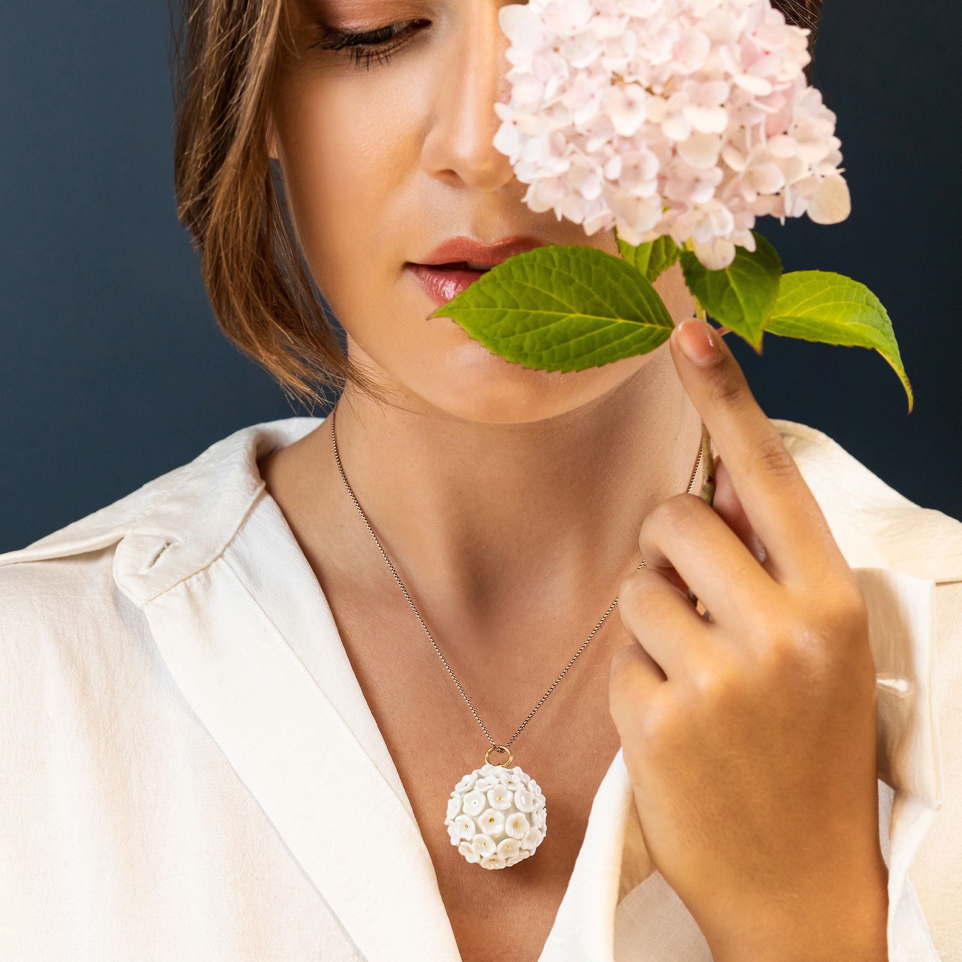 Anhänger Schneeballblüte Weiß, Blütenstempel Platin staffiert, Ø 2,8 cm | Meissen Schneeballblüte MPJ20BL00400 - Meissen Weimar