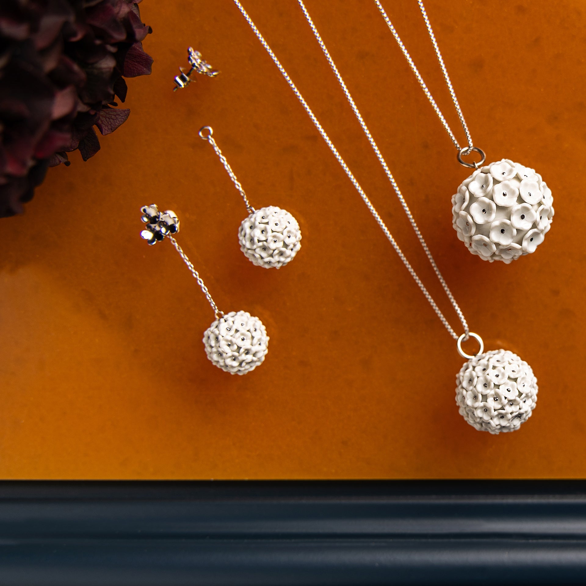 Anhänger Schneeballblüten - Boule klein, Blütenstempel Platin staffiert, Ø 2 cm | Meissen Boule Collection 90A319-55N11 - Meissen Weimar