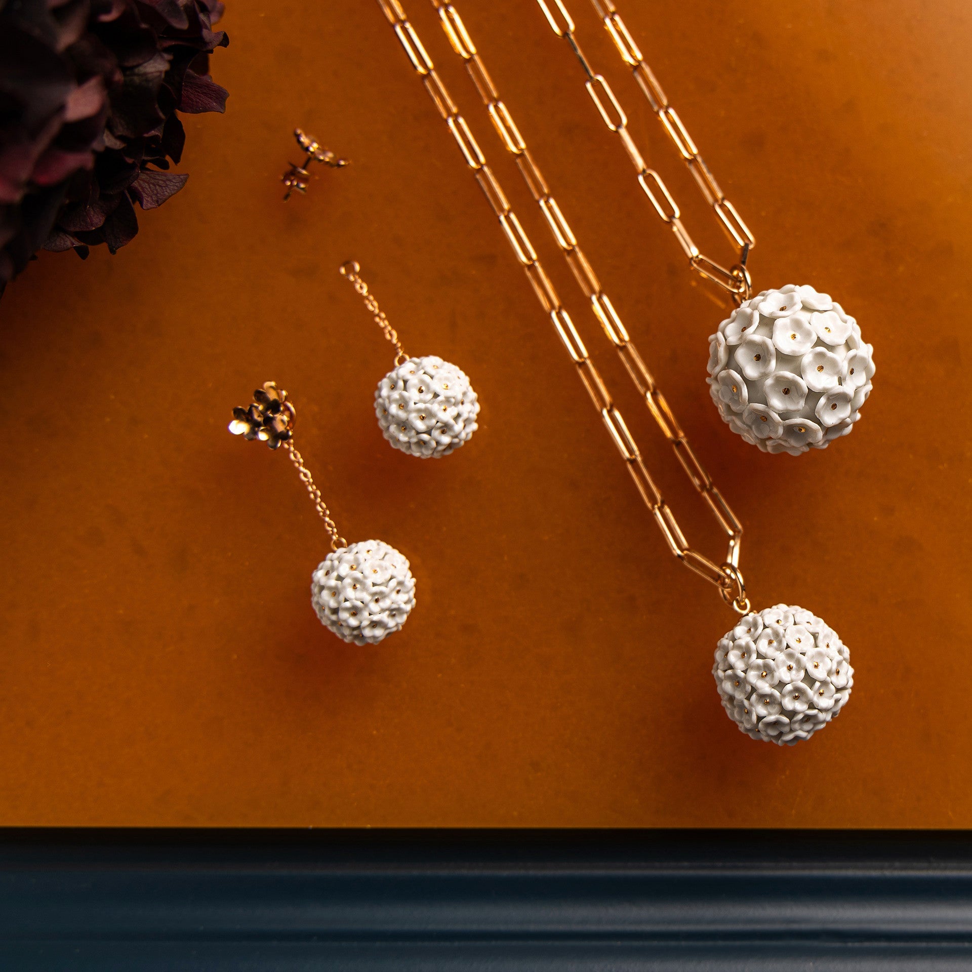 Anhänger, Schneeballblüten klein, Blütenstempel Gold staffiert, Ø 2 cm | 1739 Royal Blossom Boule 90A307-55N10 - Meissen Weimar