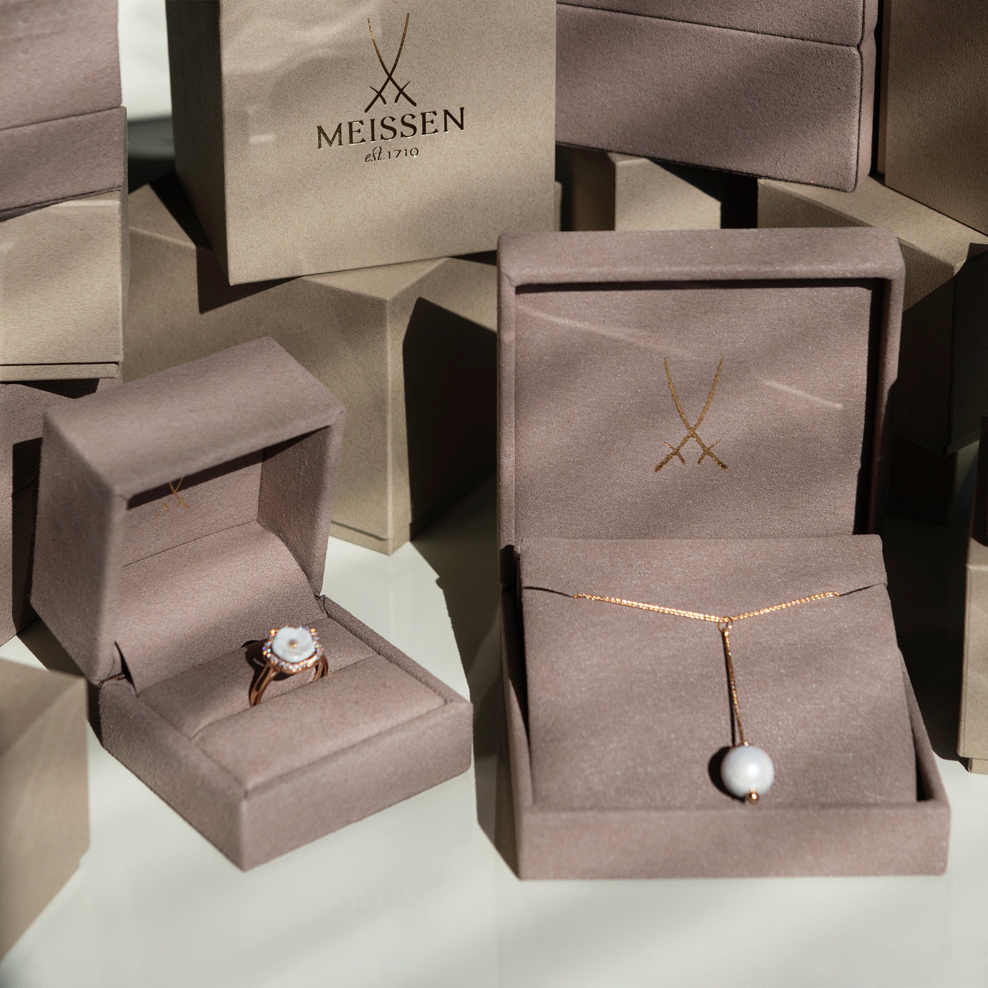 Armreif 750 Roségold, 1 Porzellanperle 10mm und eine Goldperle Pavé 8 mm, 46 Brillanten, 0,49 ct TW/VSI | Meissen Pearl Collection Pavé MPJ30PCP14C19 - Meissen Weimar