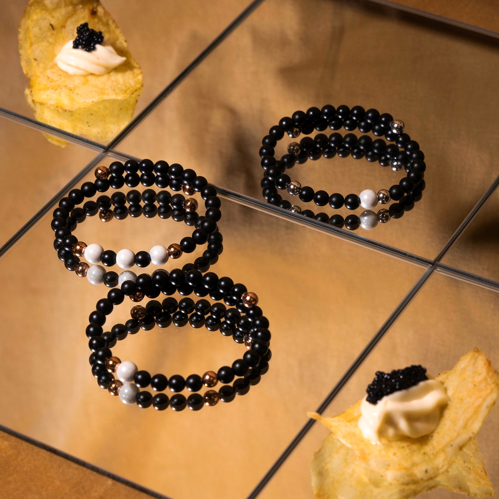 Armreif symmetrisch, 3 Porzellanperlen 8 mm, 4 Perlen 6 mm 925 Silber rosé vergoldet, 28 Onyx Perlen 6 mm | Meissen Pearl Collection Onyx MPJ30PCO5111C - Meissen Weimar