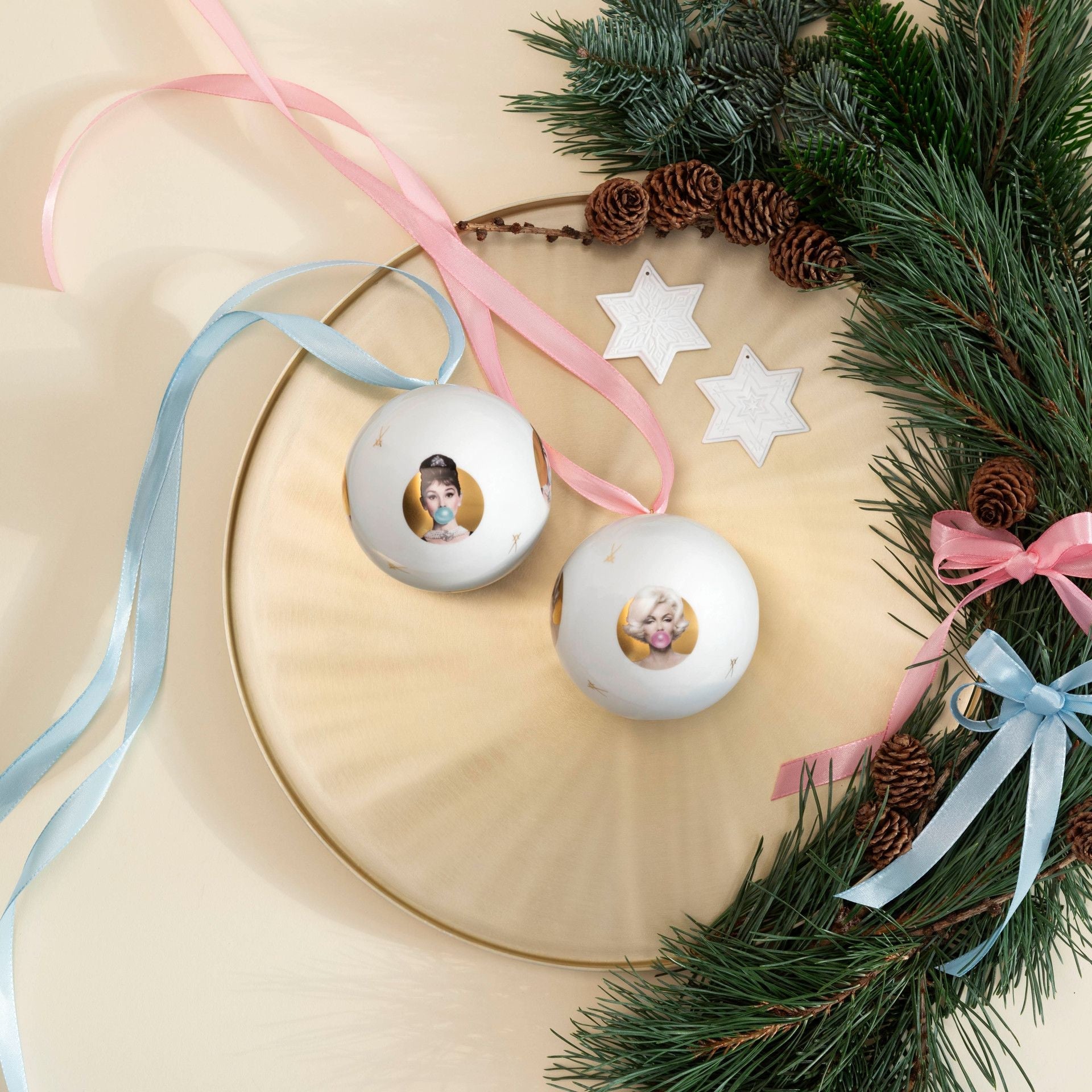 Baumschmuck Kugel by Michael Moebius, Audrey, gold, Ø 9 cm | Meissen Legends blowing Bubbles - Collection 79A994 - 55M91 - Meissen Weimar