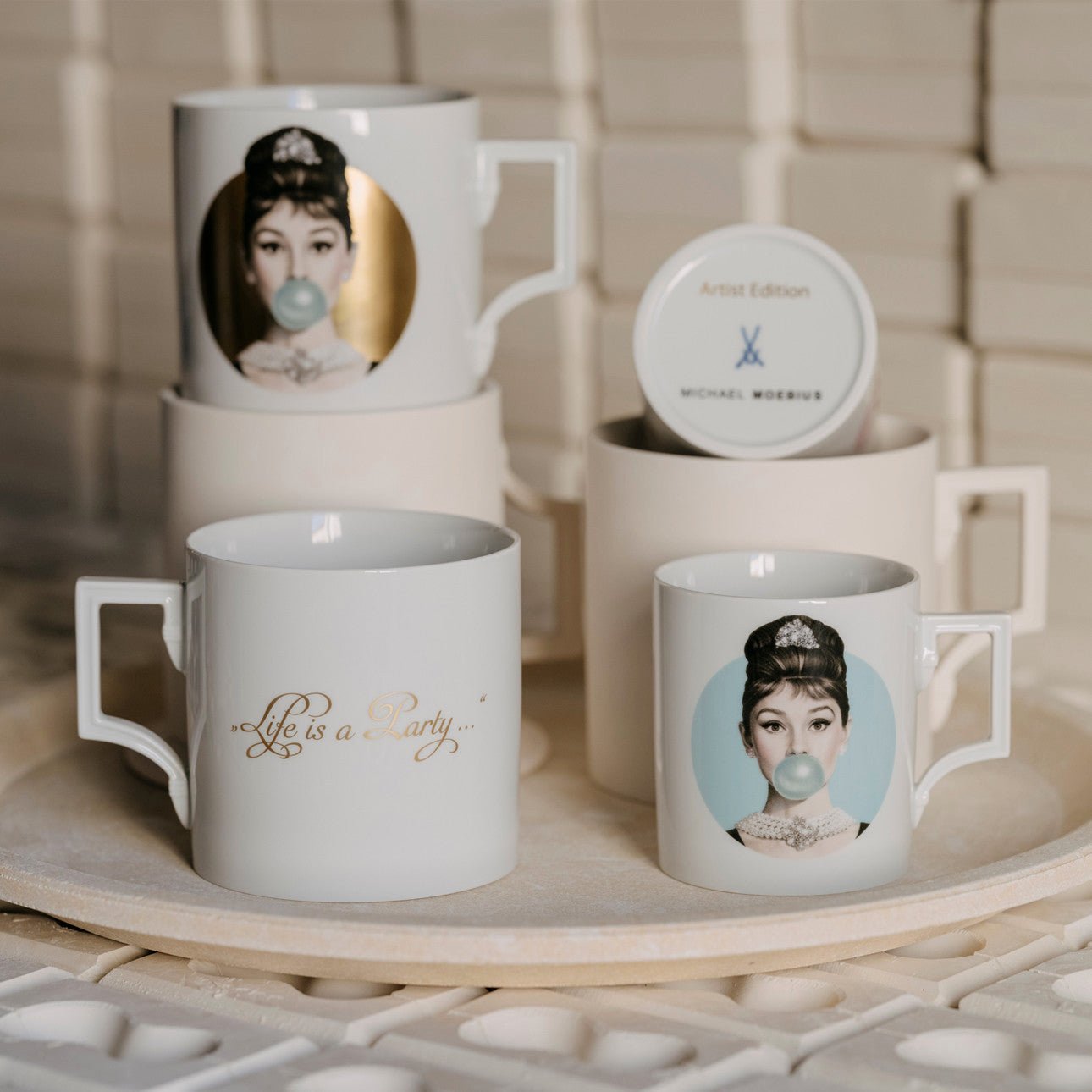 Big Mug, Audrey, gold, V 0,5 l | Meissen Legends blowing Bubbles - Collection by Michael Moebius 79A994-55326 - Meissen Weimar