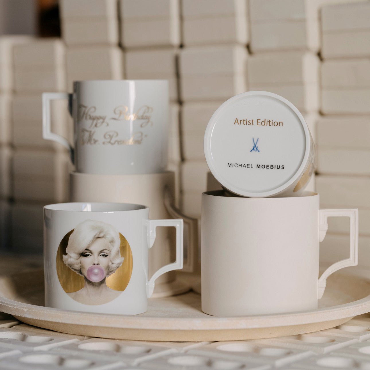 Big Mug, Marilyn, gold, V 0,5 l | Meissen Legends blowing Bubbles - Collection by Michael Moebius 79A993-55326 - Meissen Weimar