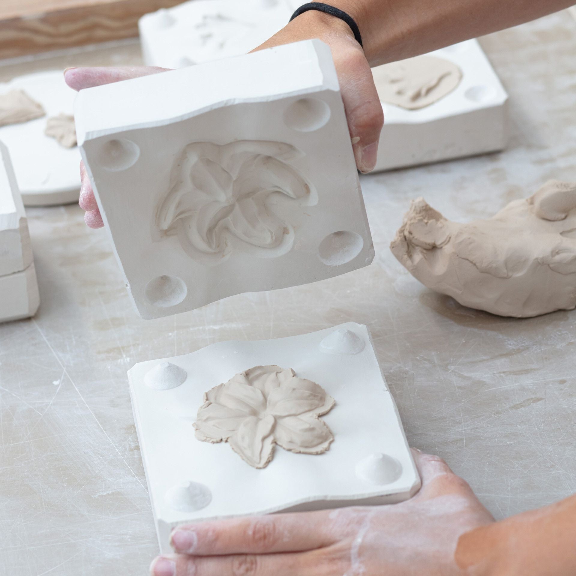 Brosche, 925 Silber rosé vergoldet mit einer geöffneten Blüte aus Porzellan | Meissen Bloom Collection MPJ60BC55000 - Meissen Weimar