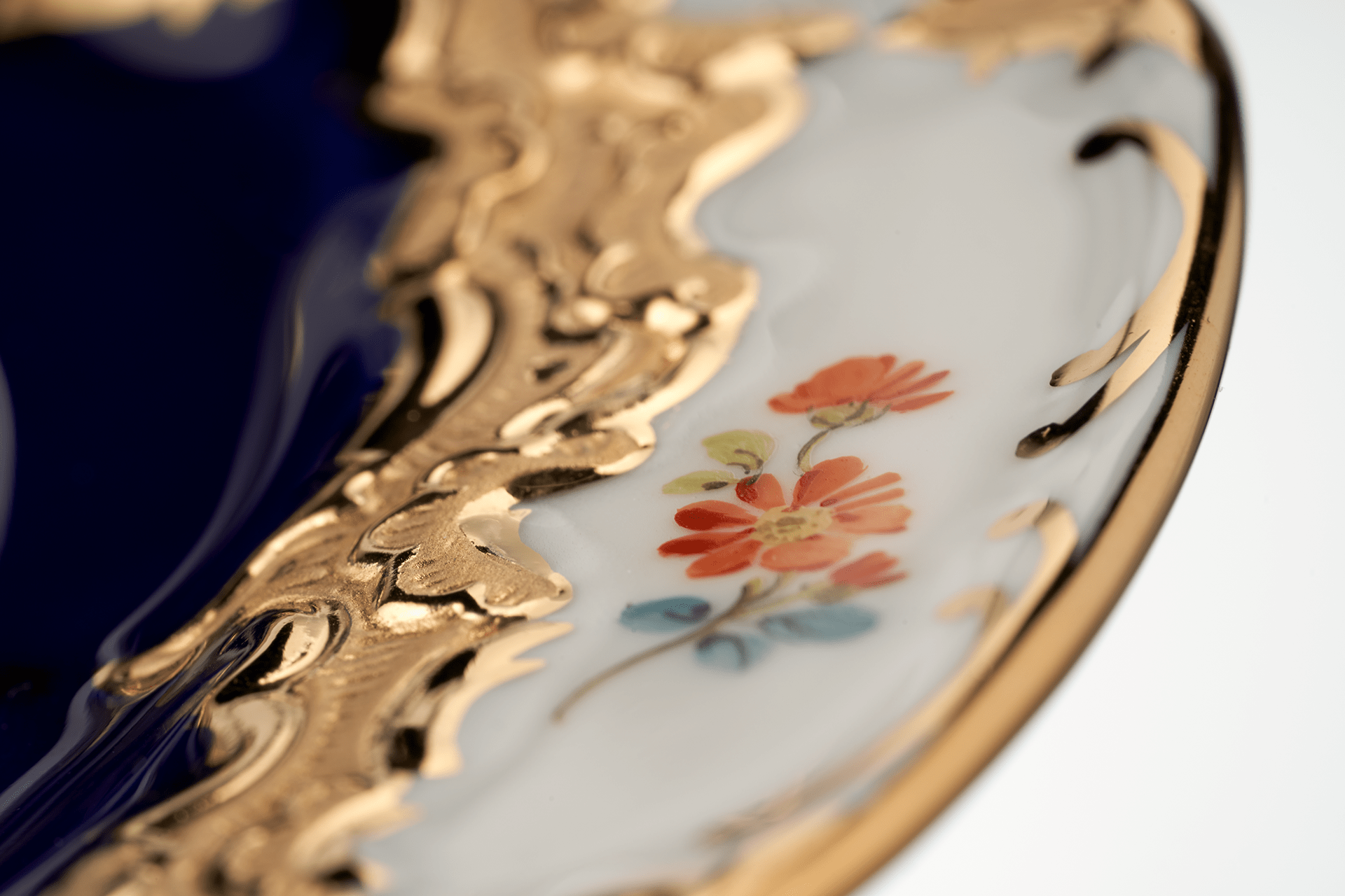Brotteller, gestreute Blümchen, königsblau glasiert, Goldbronze, Ø 15,5 cm | Meissen B - Form 011079 - 15500 - Meissen Weimar