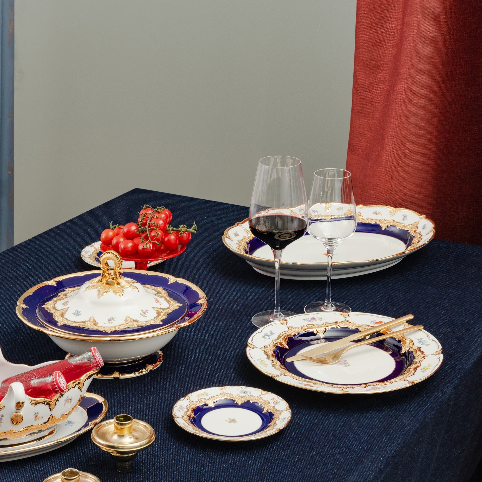 Brotteller, gestreute Blümchen, königsblau glasiert, Goldbronze, Ø 15,5 cm | Meissen B - Form 011079 - 15500 - Meissen Weimar