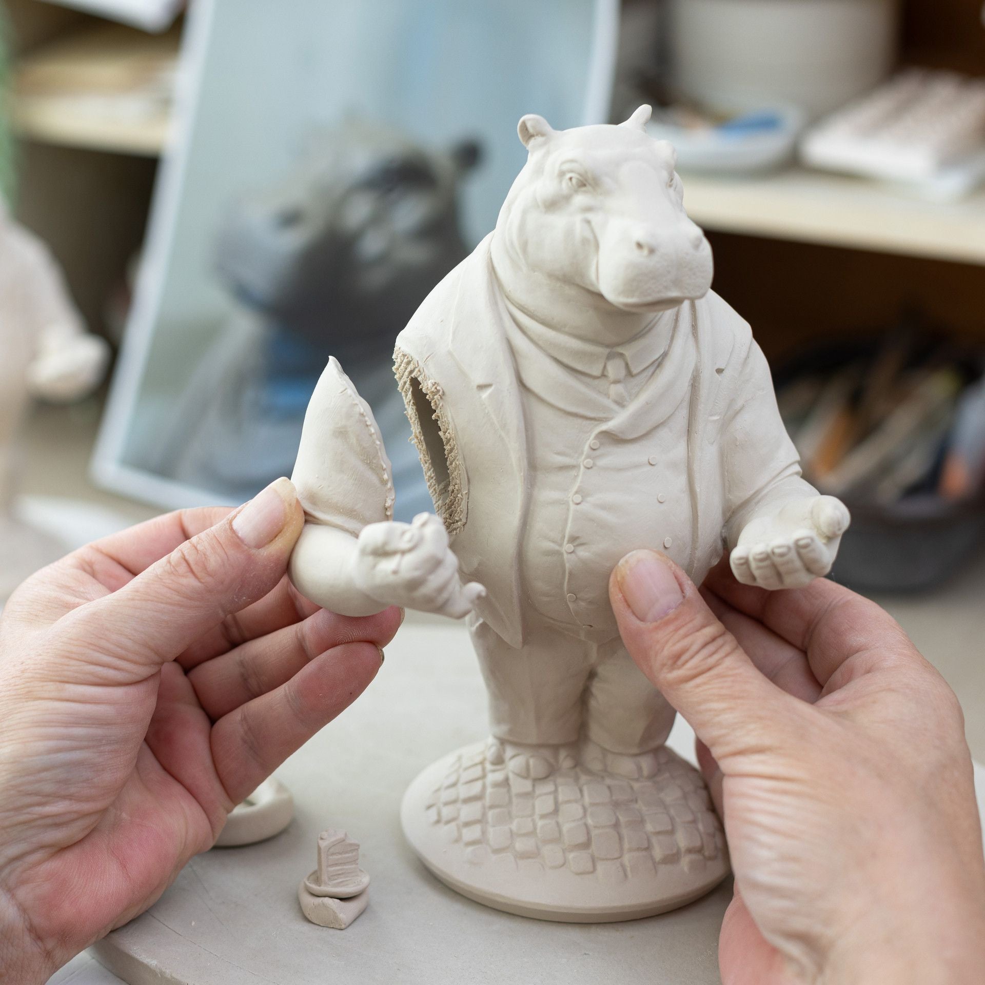 Bunt staffiertes Nilpferd mit Brille - 'Mr. Moderate', H 18 cm | Meissen Skulpturen - Atelier 900300 - 78058 - Meissen Weimar