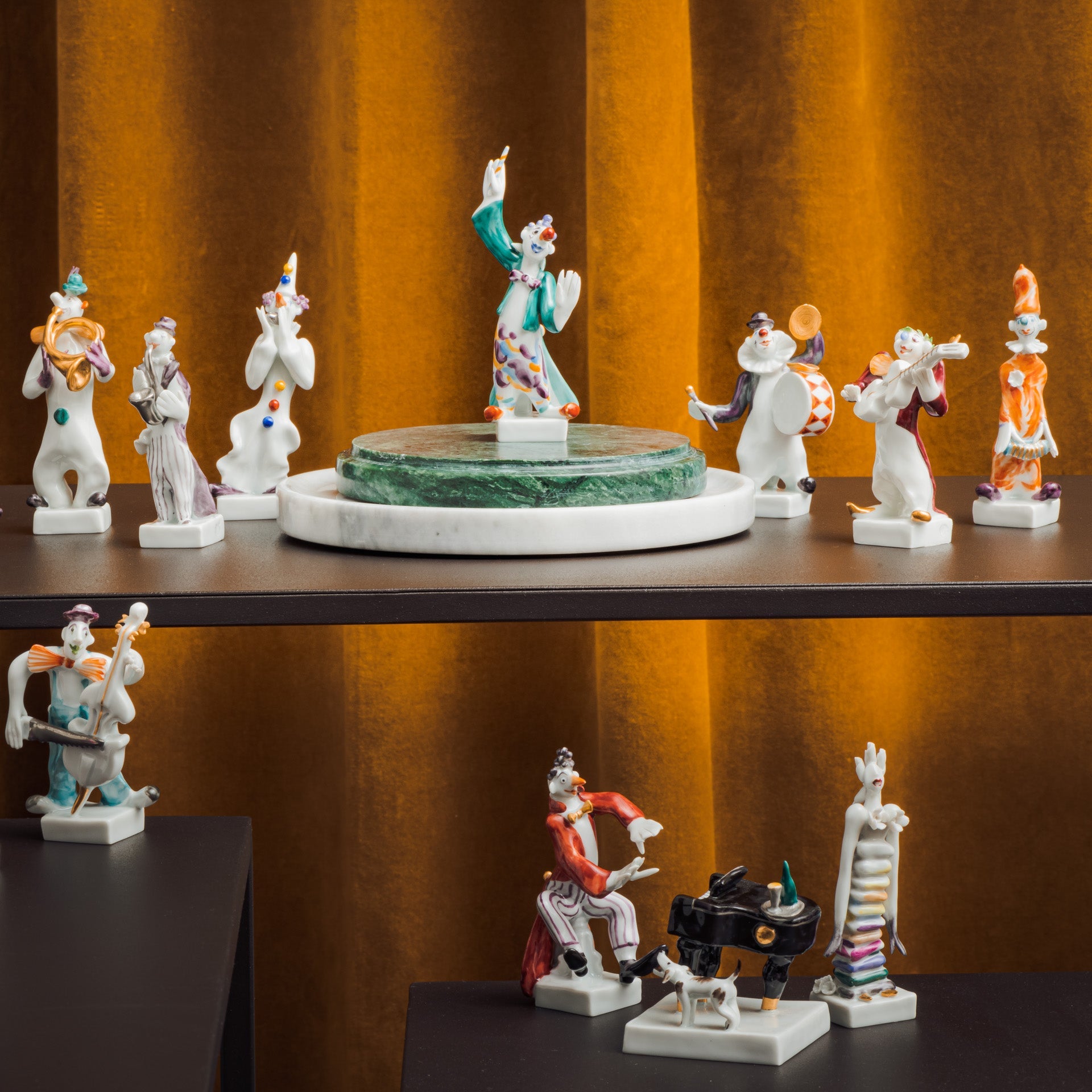 Clown mit Violine, Platin staffiert, reich | Meissen Künstlerkapelle 901300 - 60465 - Meissen Weimar