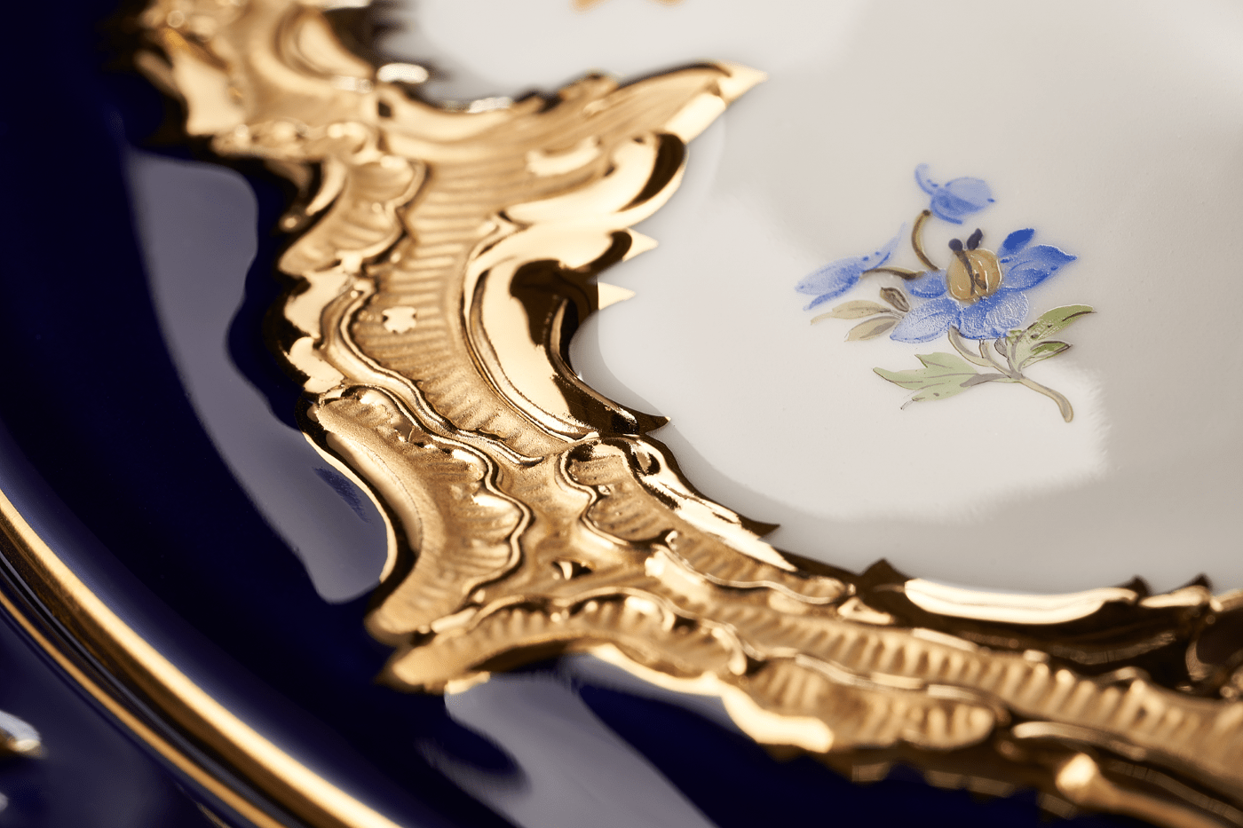 Deckelschüssel, gestreute Blümchen, königsblau glasiert, Goldbronze, V 1,2 l | Meissen B - Form 011079 - 15381 - Meissen Weimar