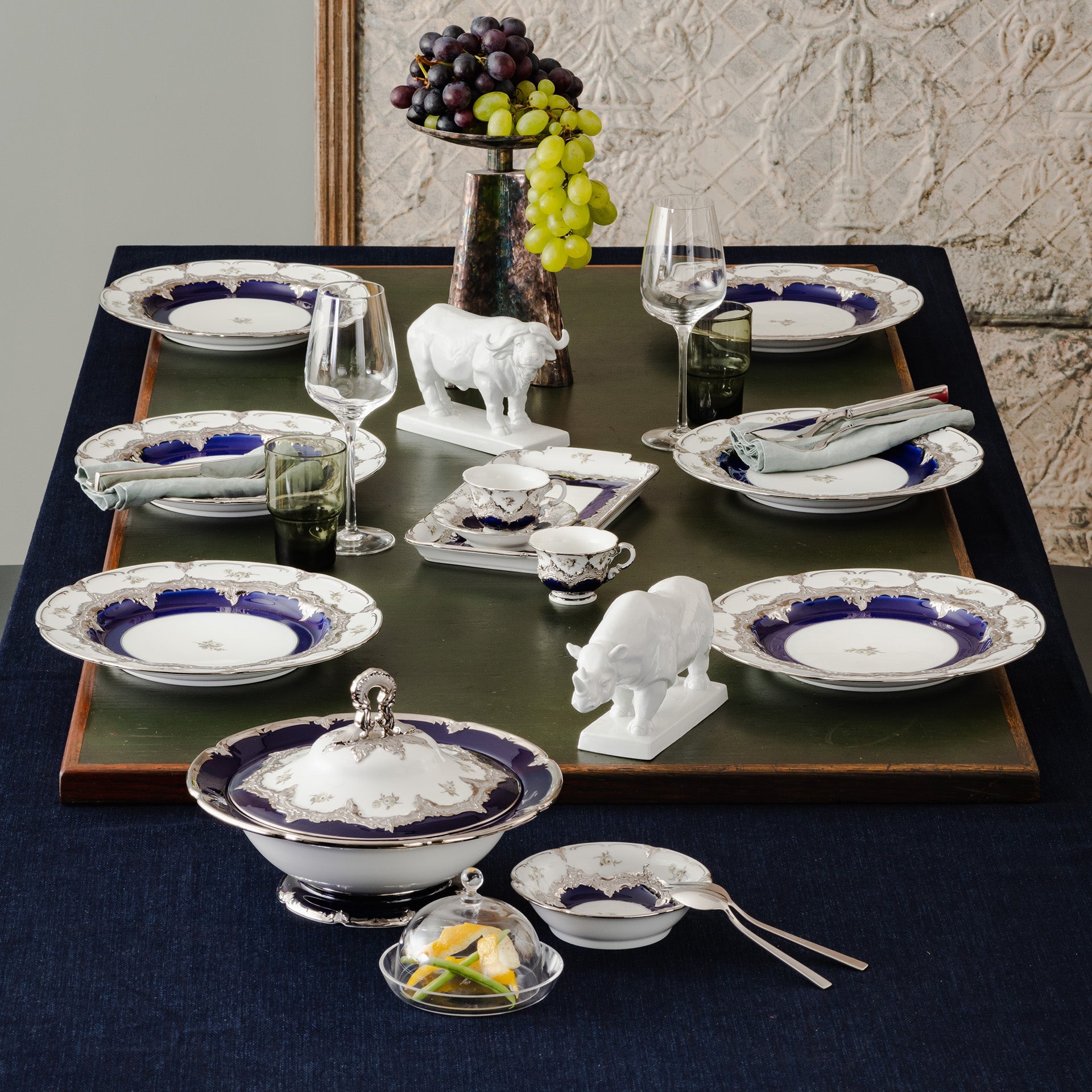 Deckelschüssel, Gestreute Röschen, weiß - grau, königsblau, Glanzplatin, V 1,2 l | Meissen B - Form 018677 - 15381 - Meissen Weimar