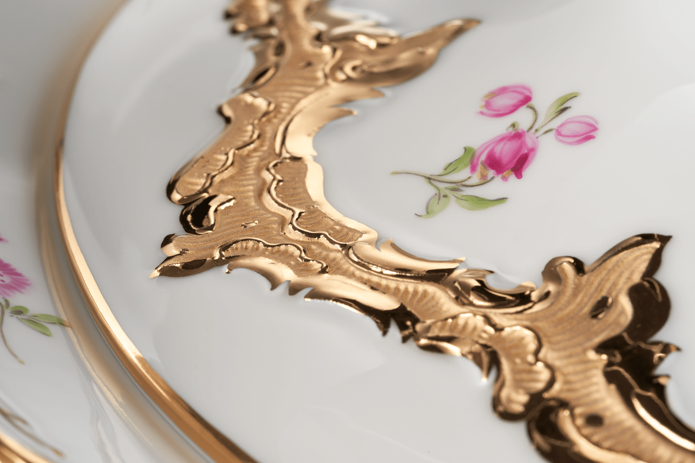 Deckelschüssel Goldbronze gestreute Blümchen Ø 27,5 cm | Meissen B - Form 010179 - 15381 - Meissen Weimar