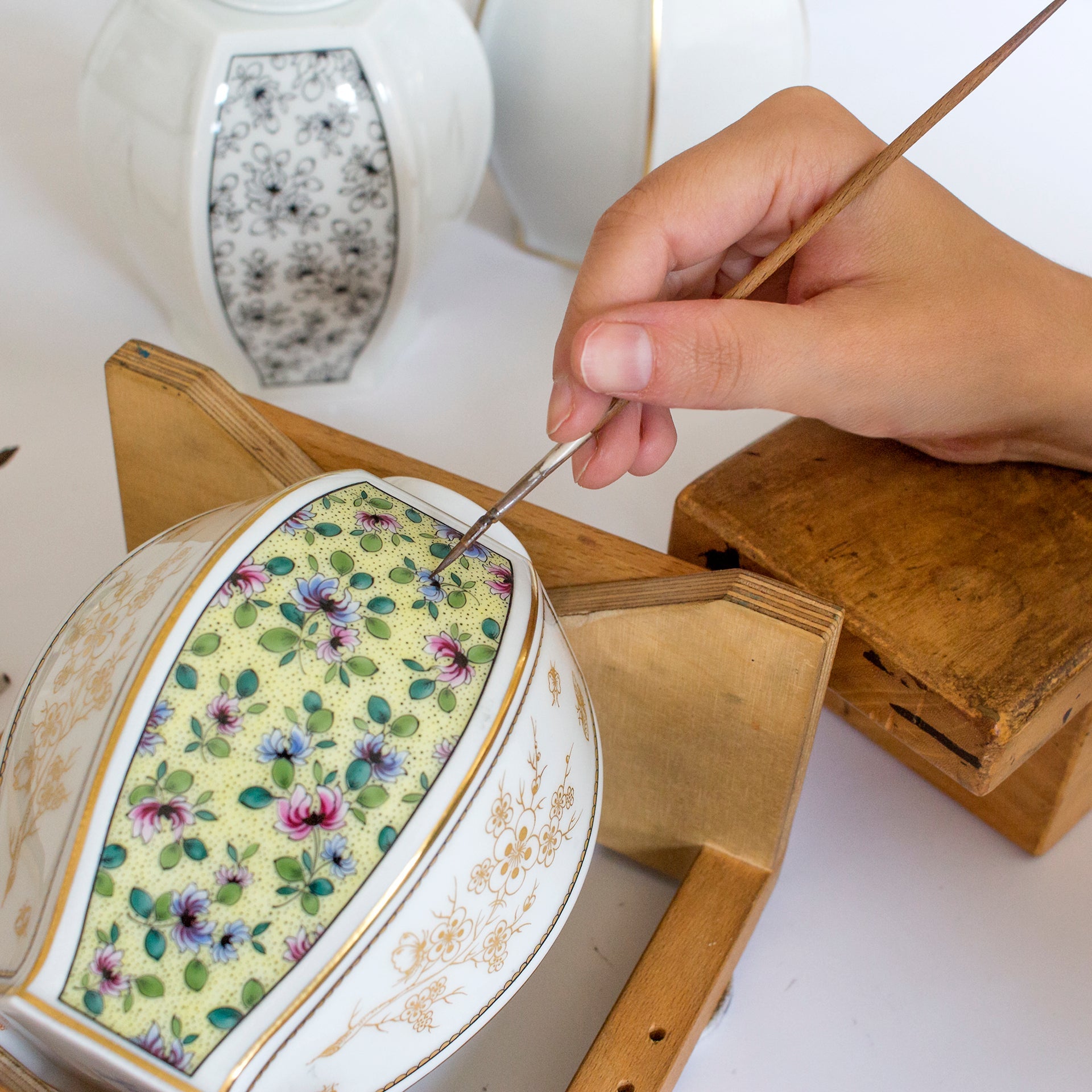 Dose, Blüten - und Schmetterlingsfantasien, H 14,7 cm | Meissen Fine Dining 589974 - 52890 - Meissen Weimar
