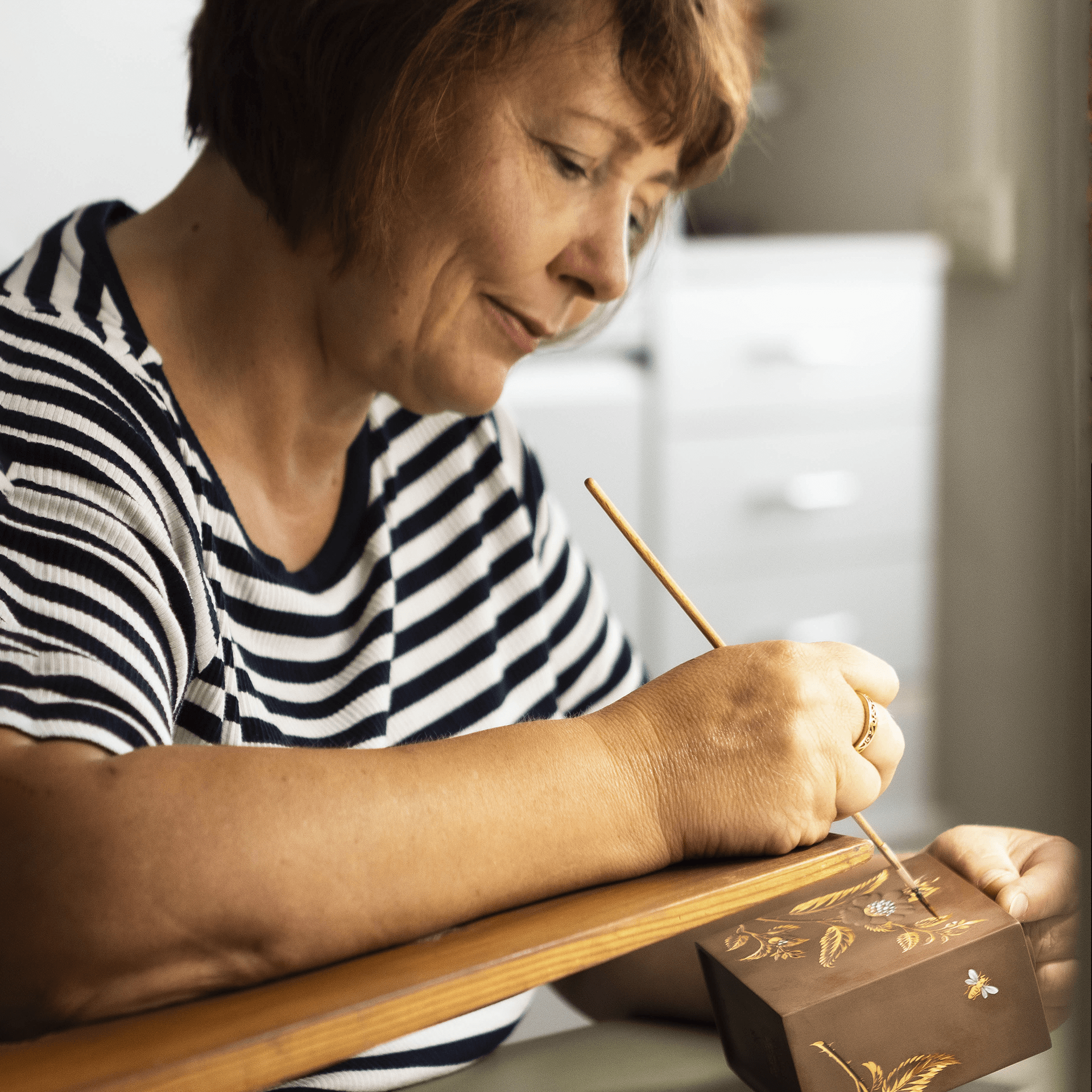 Dose Böttgersteinzeug mit Teeblütenrelief, Lim. 75, H 13,5 cm | Meissen Limited Edition 237974-52B03 - Meissen Weimar