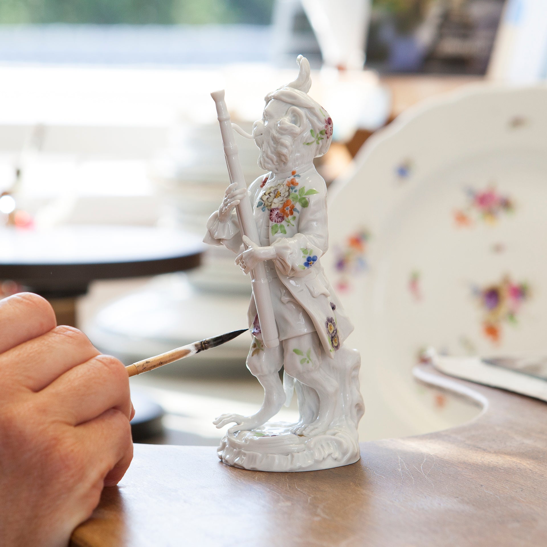 Einzelfigur Affenkapelle Fagottist, Blumenbukett, H 15 cm | Meissen Figuren - Edition Affenkapelle 91c119 - 60019 - Meissen Weimar
