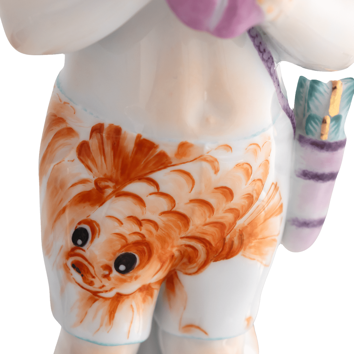 Einzelfigur Amor, Shorts mit Fisch, H 21,5 cm | Meissen Figuren Individuell 90a476 - 70626 - Meissen Weimar