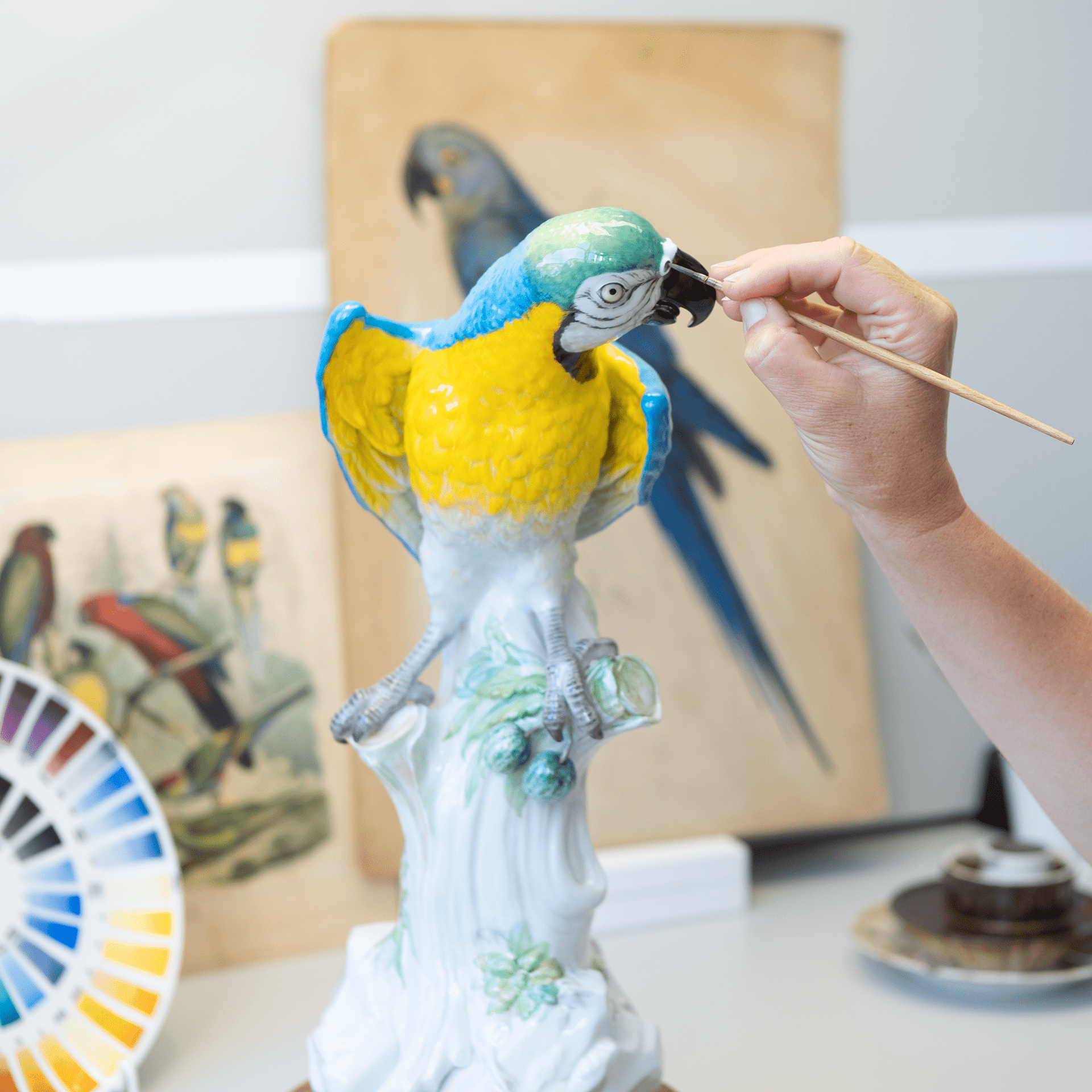 Einzelfigur, Ara blau staffiert, H 42 cm | Meissen Figuren Individuell 90a506-77234 - Meissen Weimar