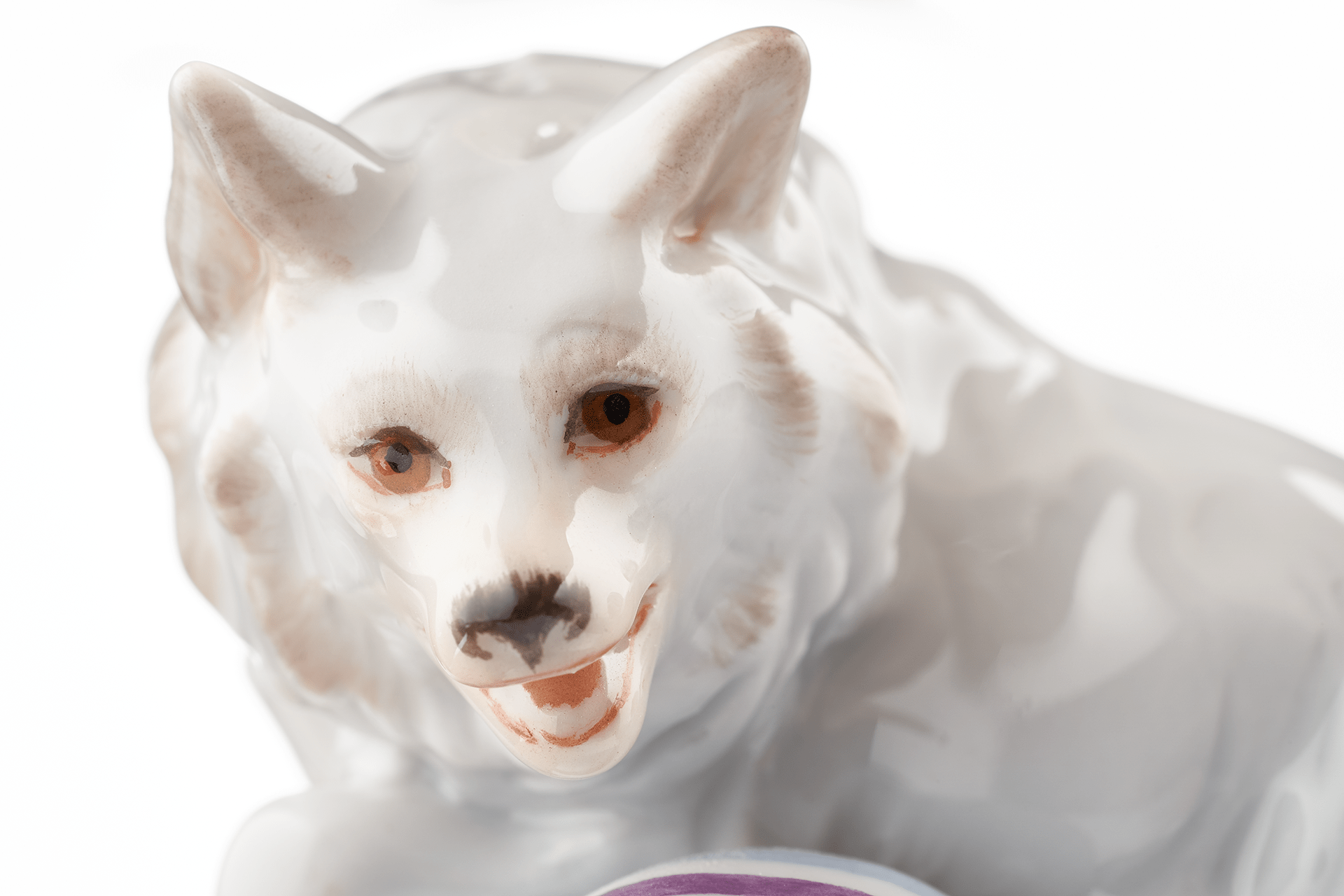 Einzelfigur Hund Spitz mit Ball, Bunt staffiert, H 5 cm | Meissen Figuren Individuell 900100 - 78529 - Meissen Weimar