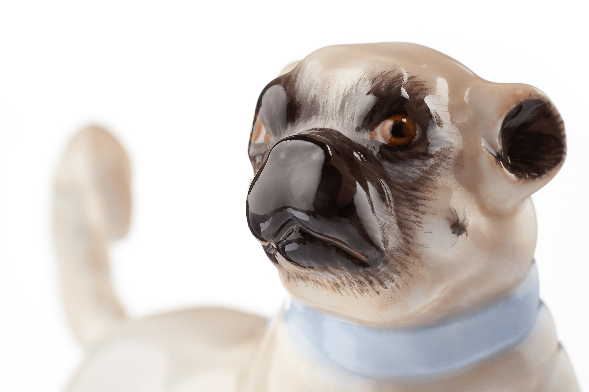 Einzelfigur Mops, bunt staffiert, H 6 cm | Meissen Figuren Individuell 900100 - 78505 - Meissen Weimar