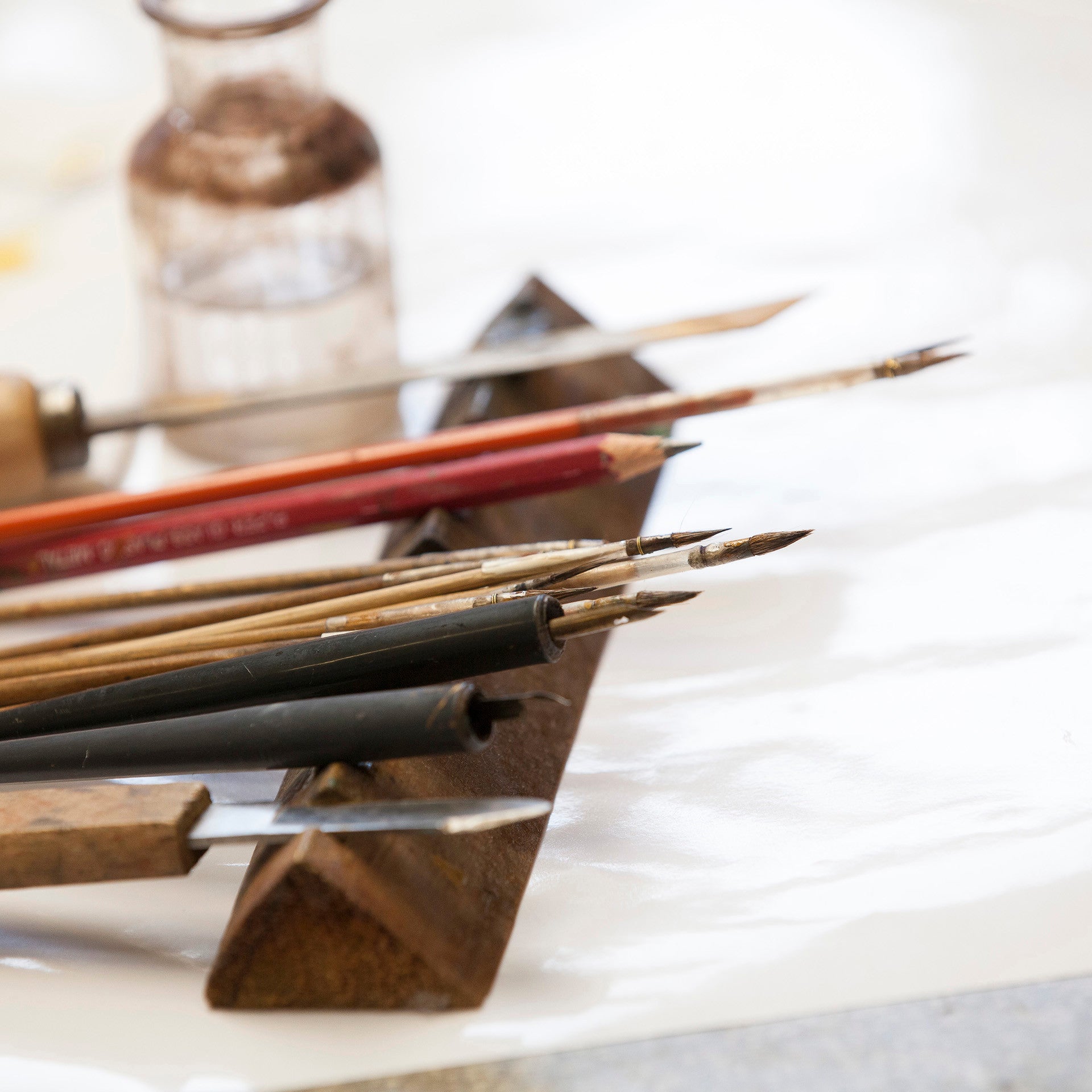 Einzelfigur Mops, bunt und gold staffiert, H 6 cm | Meissen Figuren Individuell 900300-78506 - Meissen Weimar