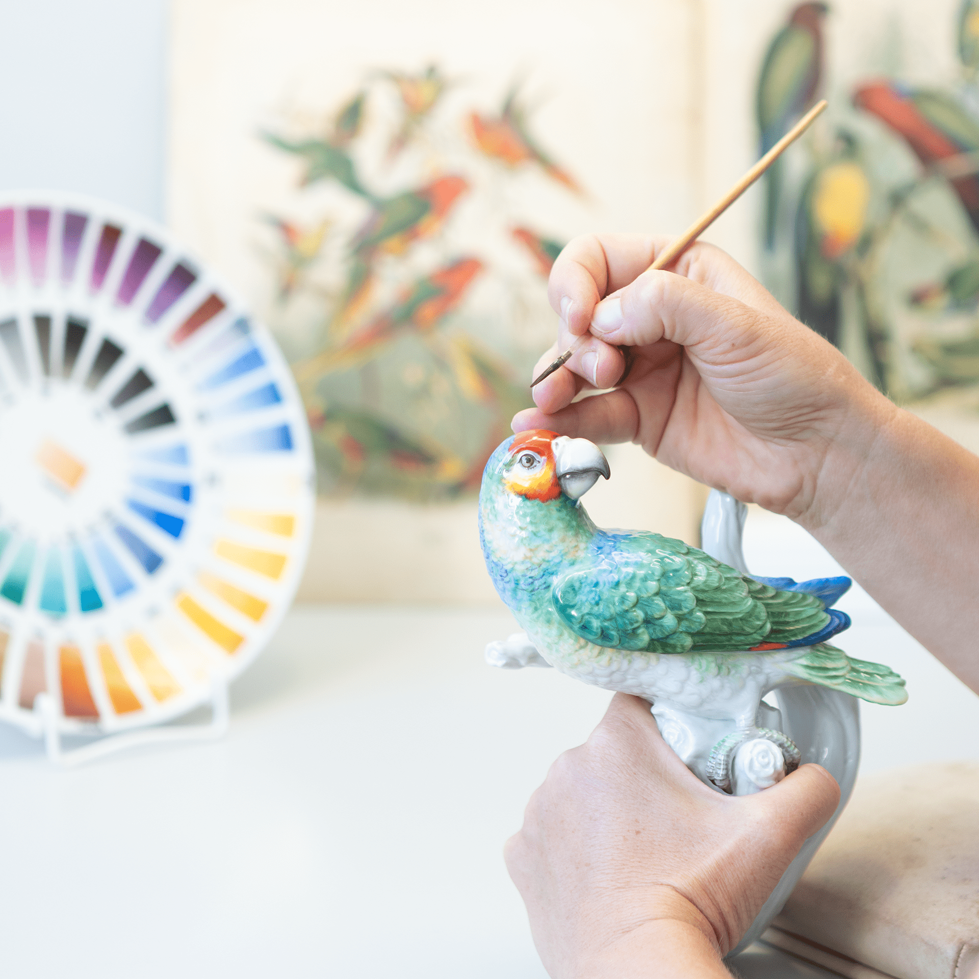 Einzelfigur Papagei links blickend, Inglasur - und Aufglasurmalerei, H 25 cm | Meissen Figuren Individuell 90a506-77m08 - Meissen Weimar