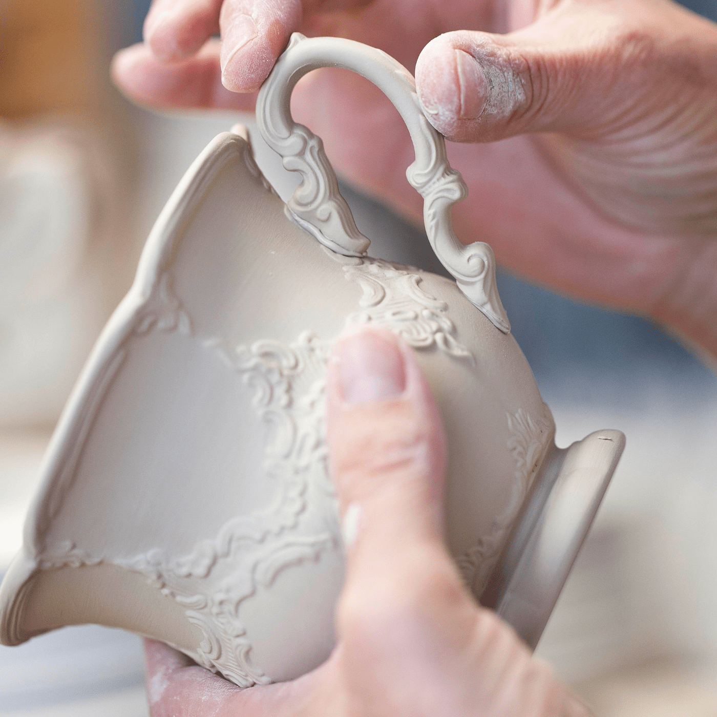 Espressotasse, Gestreute Röschen, weiß - grau, königsblau, Glanzplatin, V 0,1 l | Meissen B - Form 018677 - 15580 - Meissen Weimar