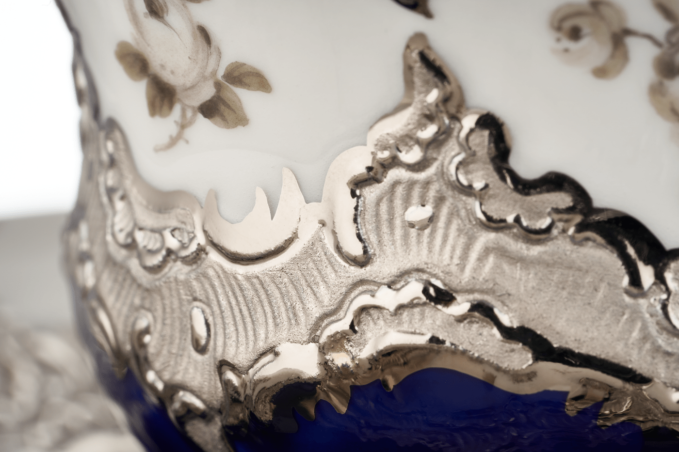 Espressotasse, Gestreute Röschen, weiß - grau, königsblau, Glanzplatin, V 0,1 l | Meissen B - Form 018677 - 15580 - Meissen Weimar