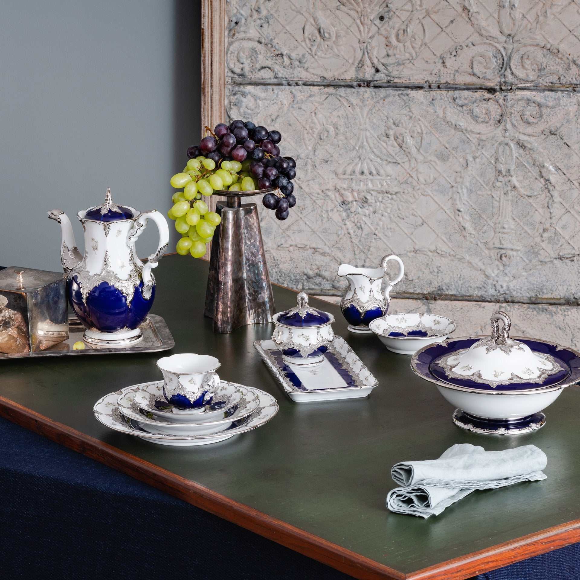 Espressotasse, Gestreute Röschen, weiß - grau, königsblau, Glanzplatin, V 0,1 l | Meissen B - Form 018677 - 15580 - Meissen Weimar