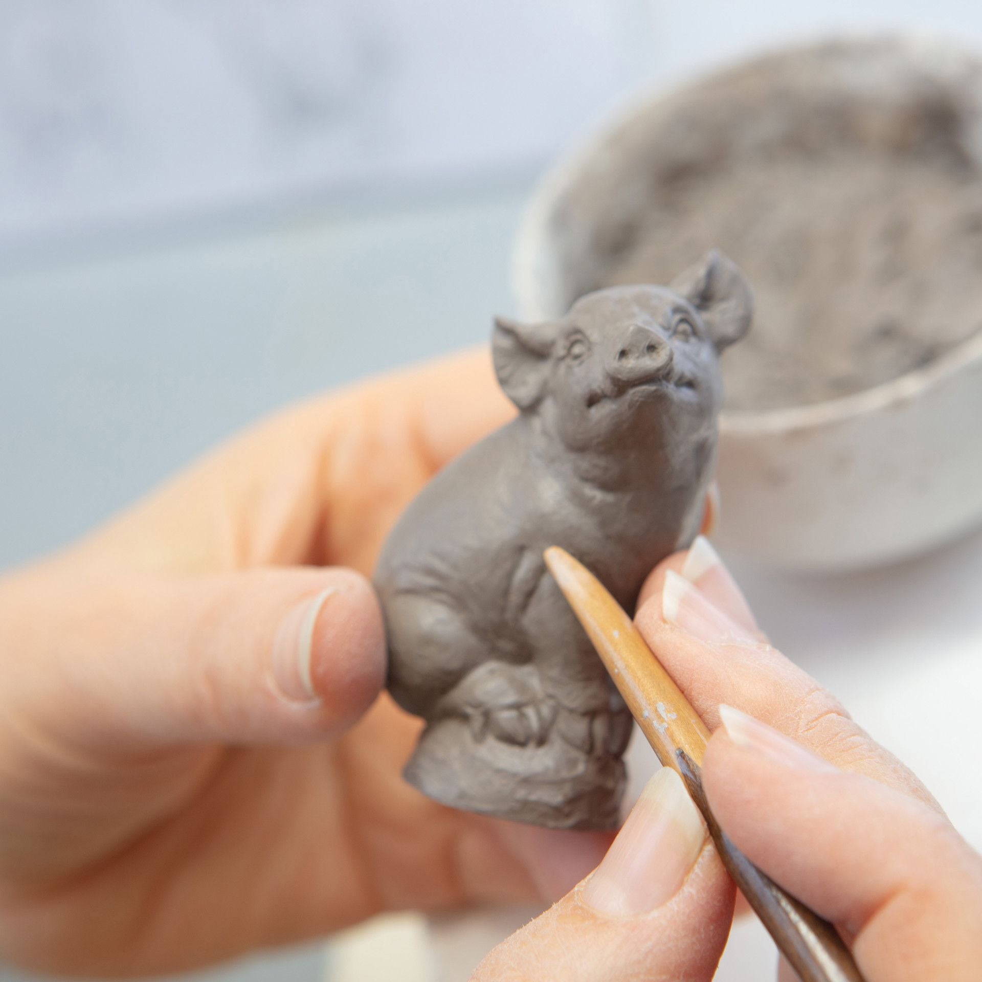Ferkel, Bunt staffiert, leicht, H 6 cm | Meissen Figuren - Edition Tierkinder 900600 - 78051 - Meissen Weimar