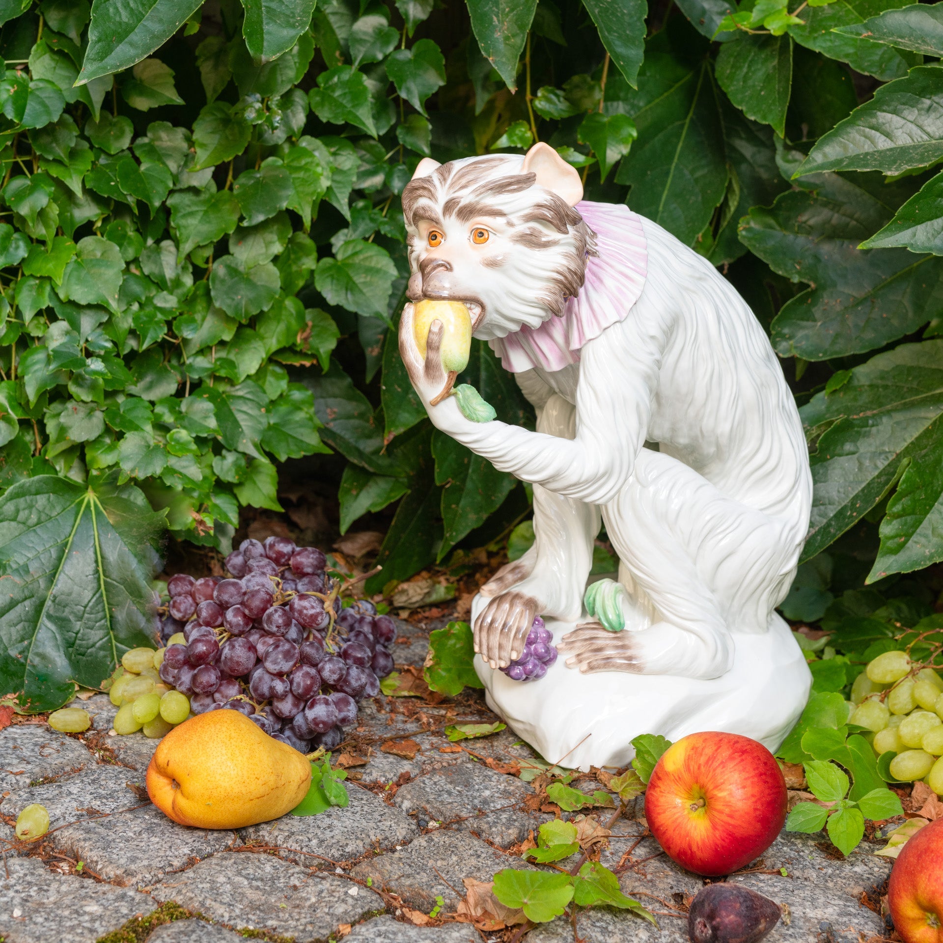 Figur Affe mit Birne, Limitiert, H 38 cm | Meissen Limitierte Meisterwerke 900384 - 76m23 - Meissen Weimar