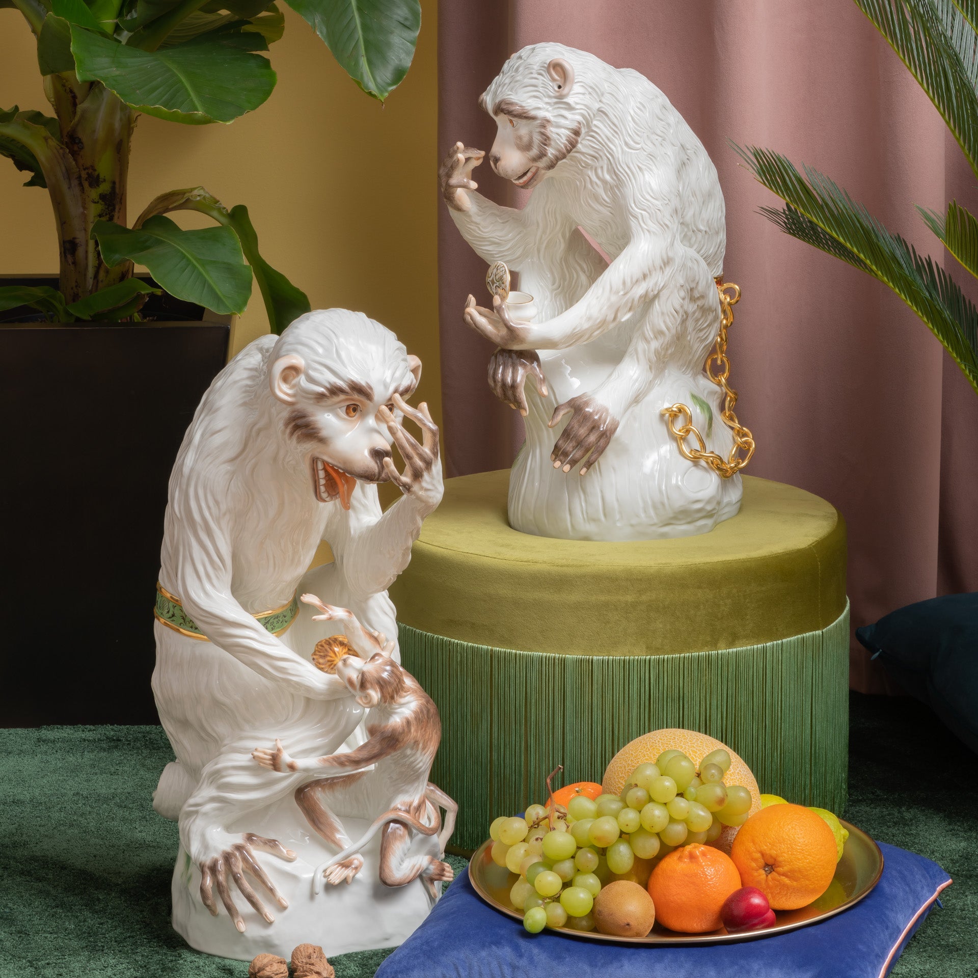 Figur Affe mit Dose, Bunt und gold staffiert, H 49 cm | Meissen Exklusiv - Kollektion 900380 - 76m10 - Meissen Weimar