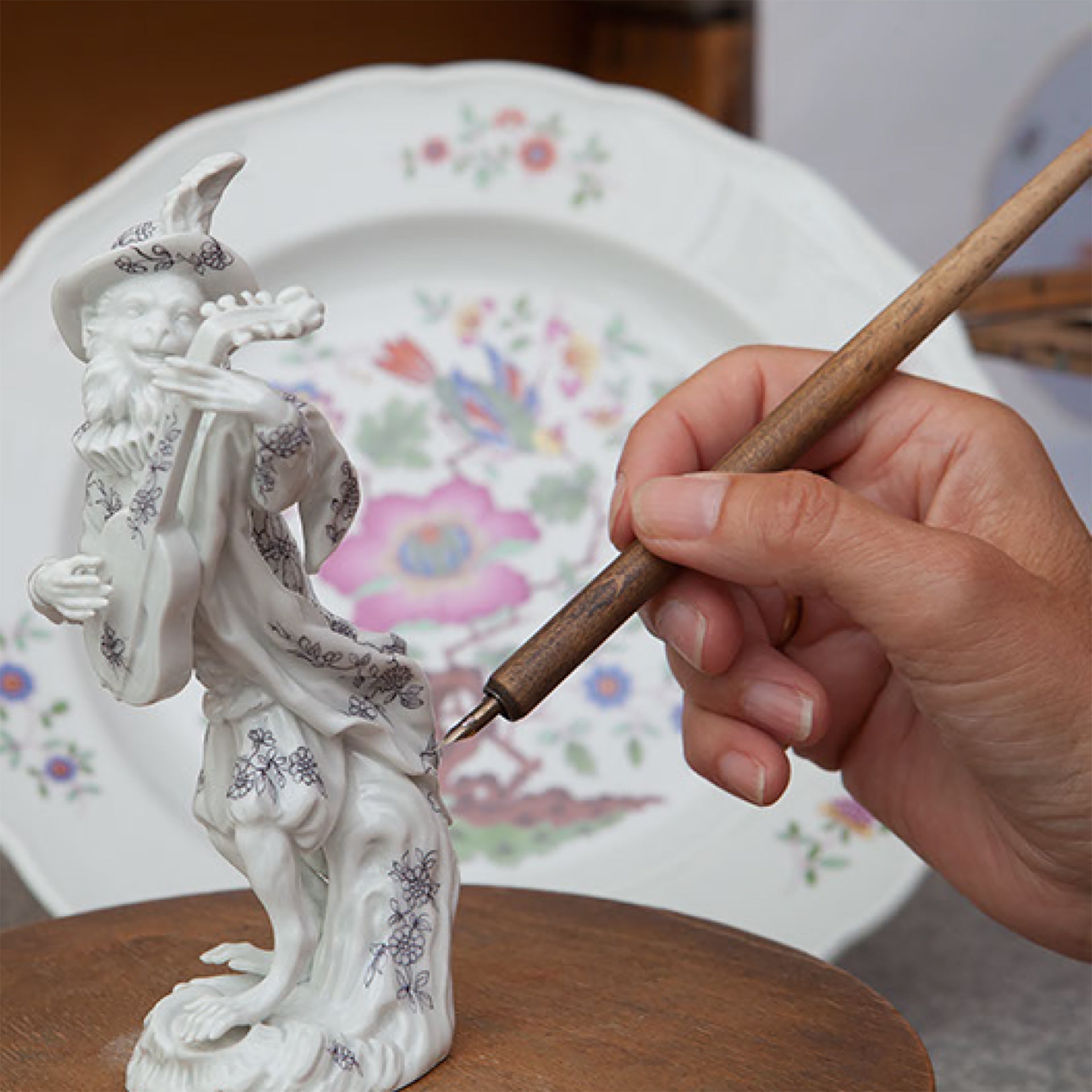 Figur Affenkapelle Gitarrist, H 15 cm | Meissen Figuren - Edition Affenkapelle 91c117 - 60017 - Meissen Weimar
