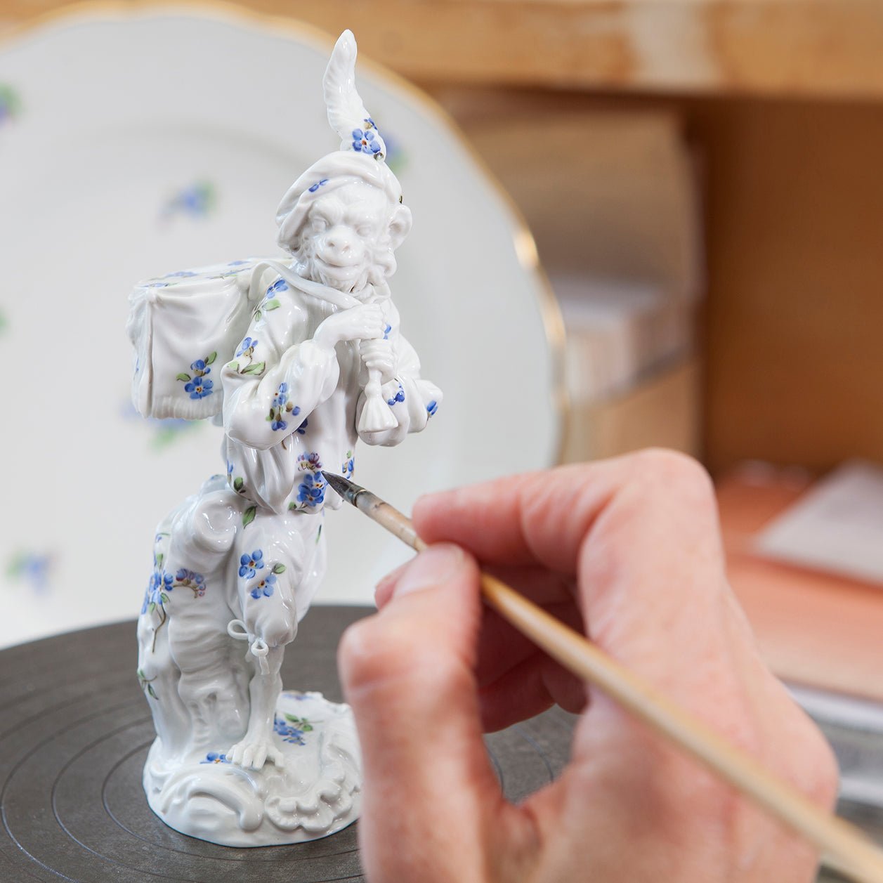 Figur, Affenkapelle Paukenträger Gestreute Vergißmeinnicht, H 17 cm | Meissen Figuren - Edition Affenkapelle 91c103 - 60003 - Meissen Weimar