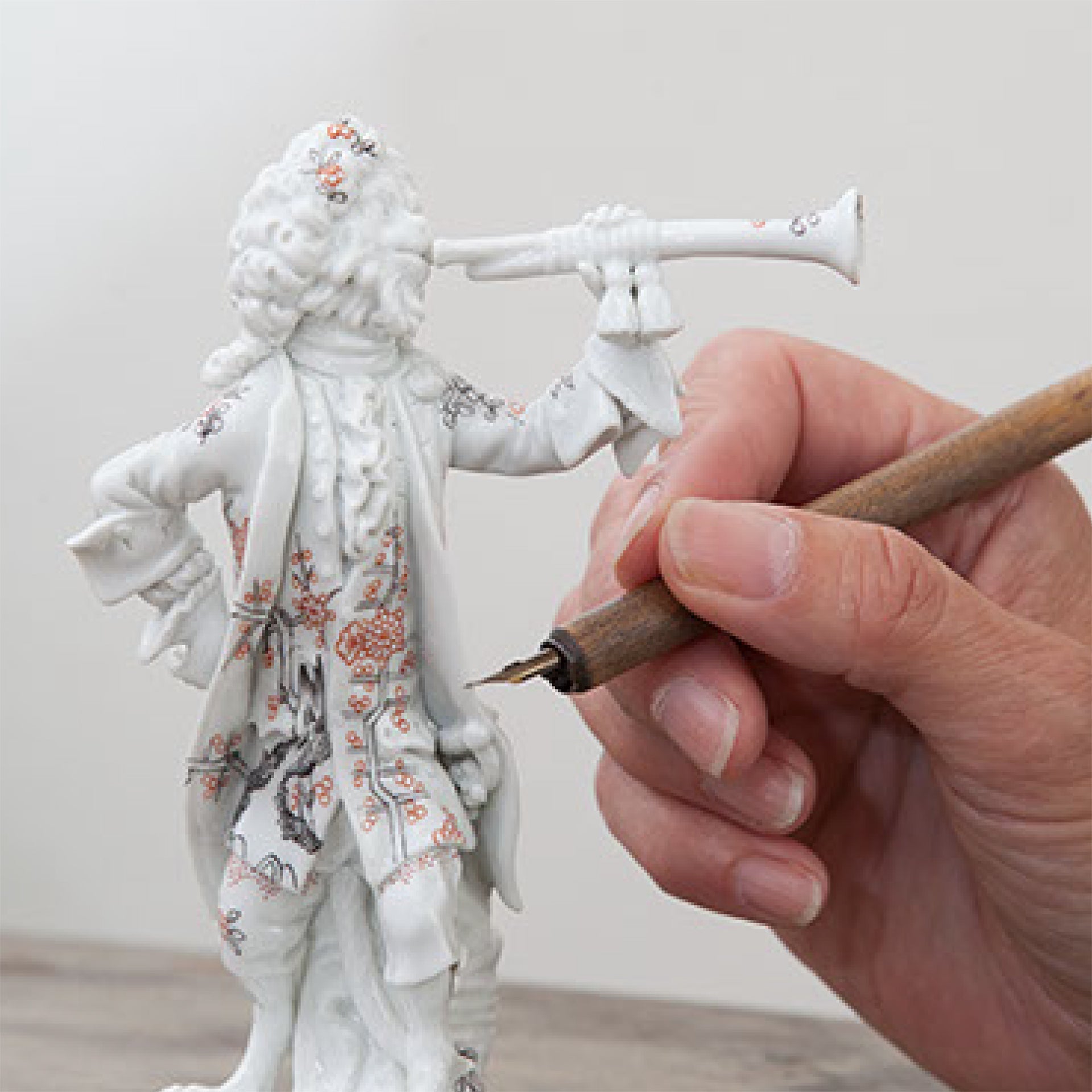 Figur Affenkapelle Trompeter, Alter reicher gelber Löwe, H 15 cm | Meissen Figuren - Edition Affenkapelle 91c105 - 60005 - Meissen Weimar