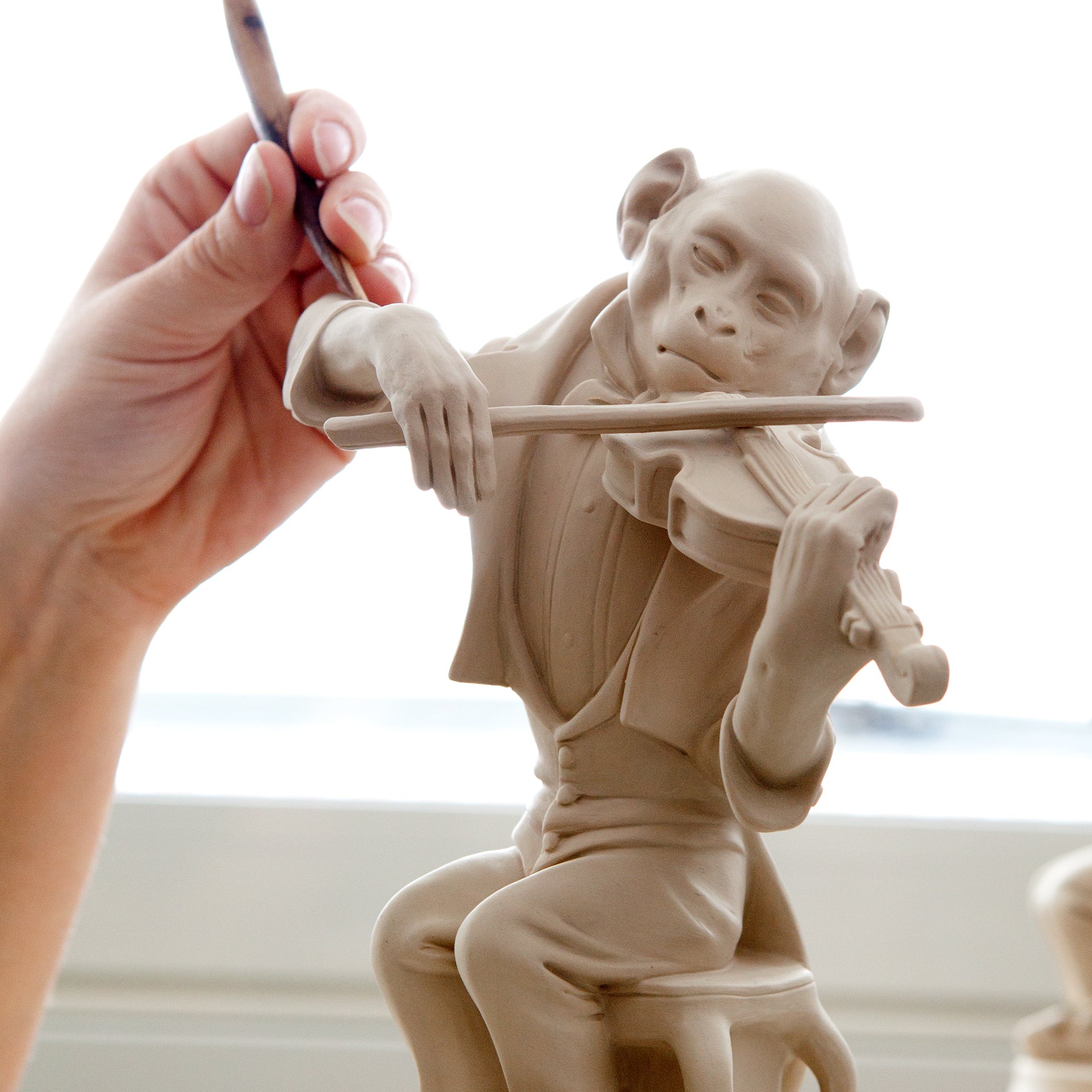 Figur Affenmusiker Rhesusaffe als Geiger, H 18,5 cm | Meissen Limitierte Meisterwerke 900384 - 60024 - Meissen Weimar