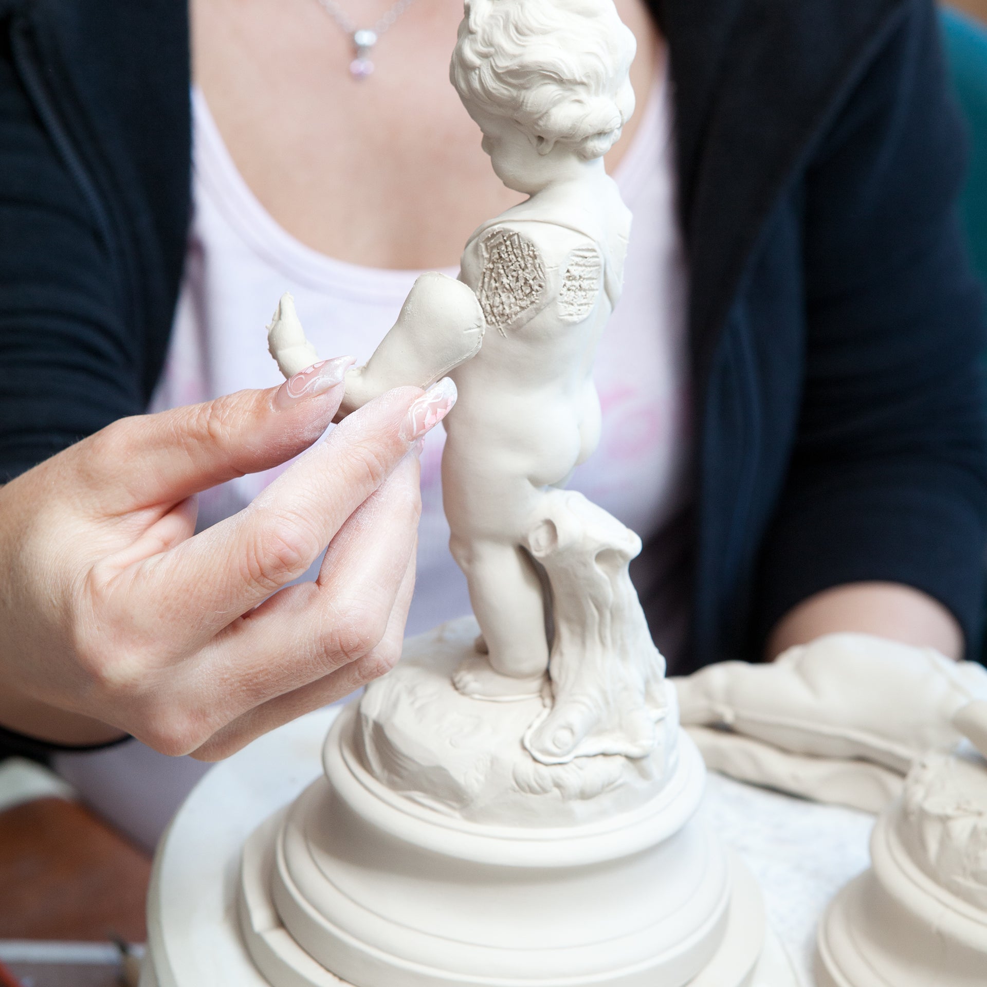 Figur Amor eine lange Nase drehend, bunt und gold staffiert, H 20,5 cm | Meissen Figuren Individuell 900300 - 70689 - Meissen Weimar