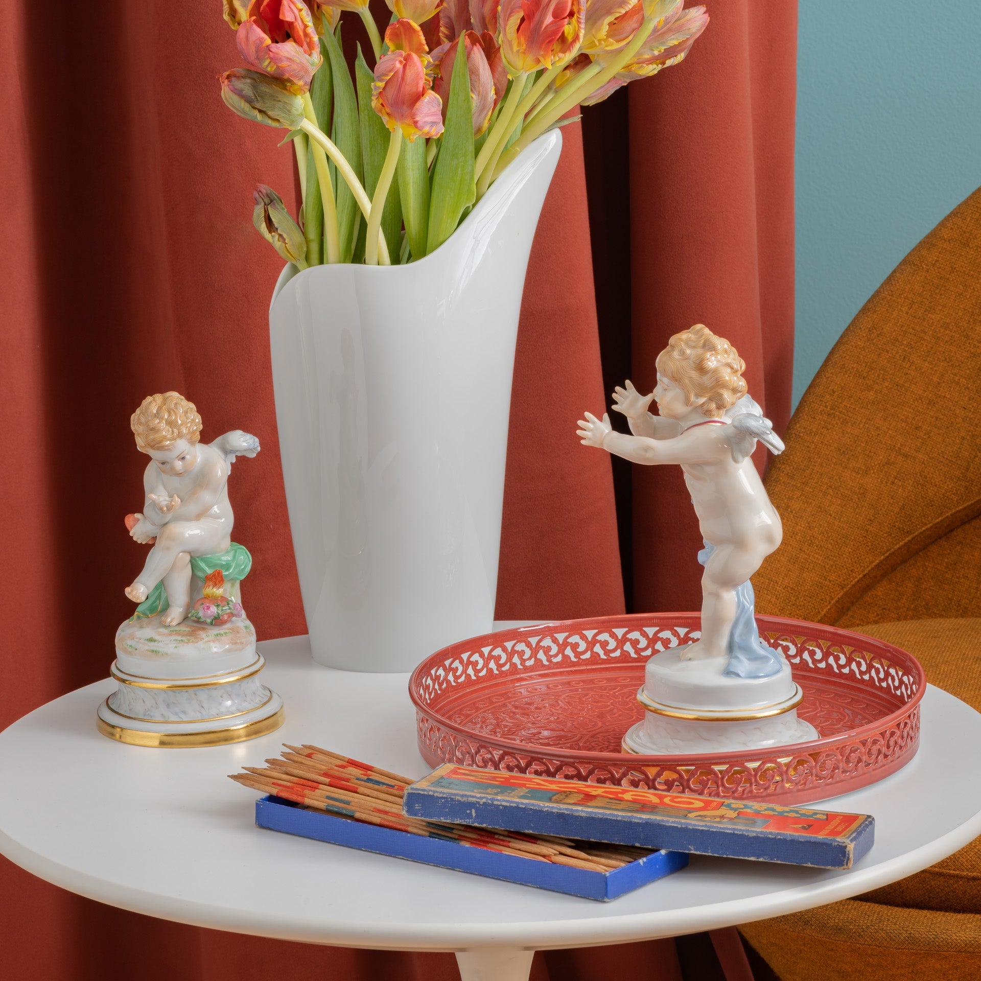 Figur, Amor in Verlegenheit, H 22,5 cm | Meissen Figurengruppe 900300 - 70680 - Meissen Weimar