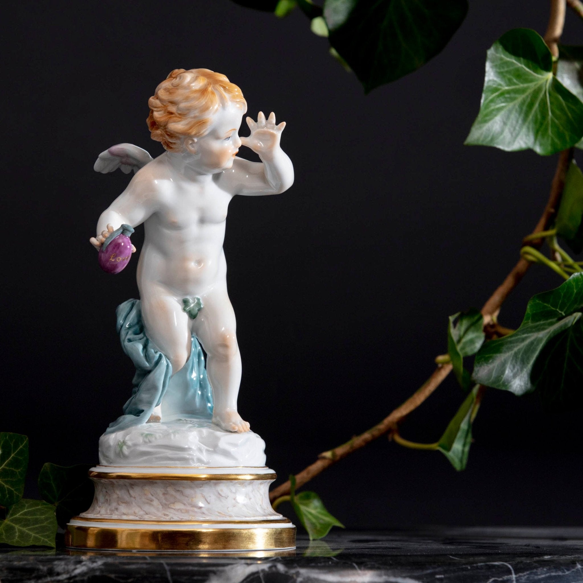 Figur Amor Love always wins, Porzellan, H 21 cm | Meissen Geschenke 90a369 - 70615 - Meissen Weimar