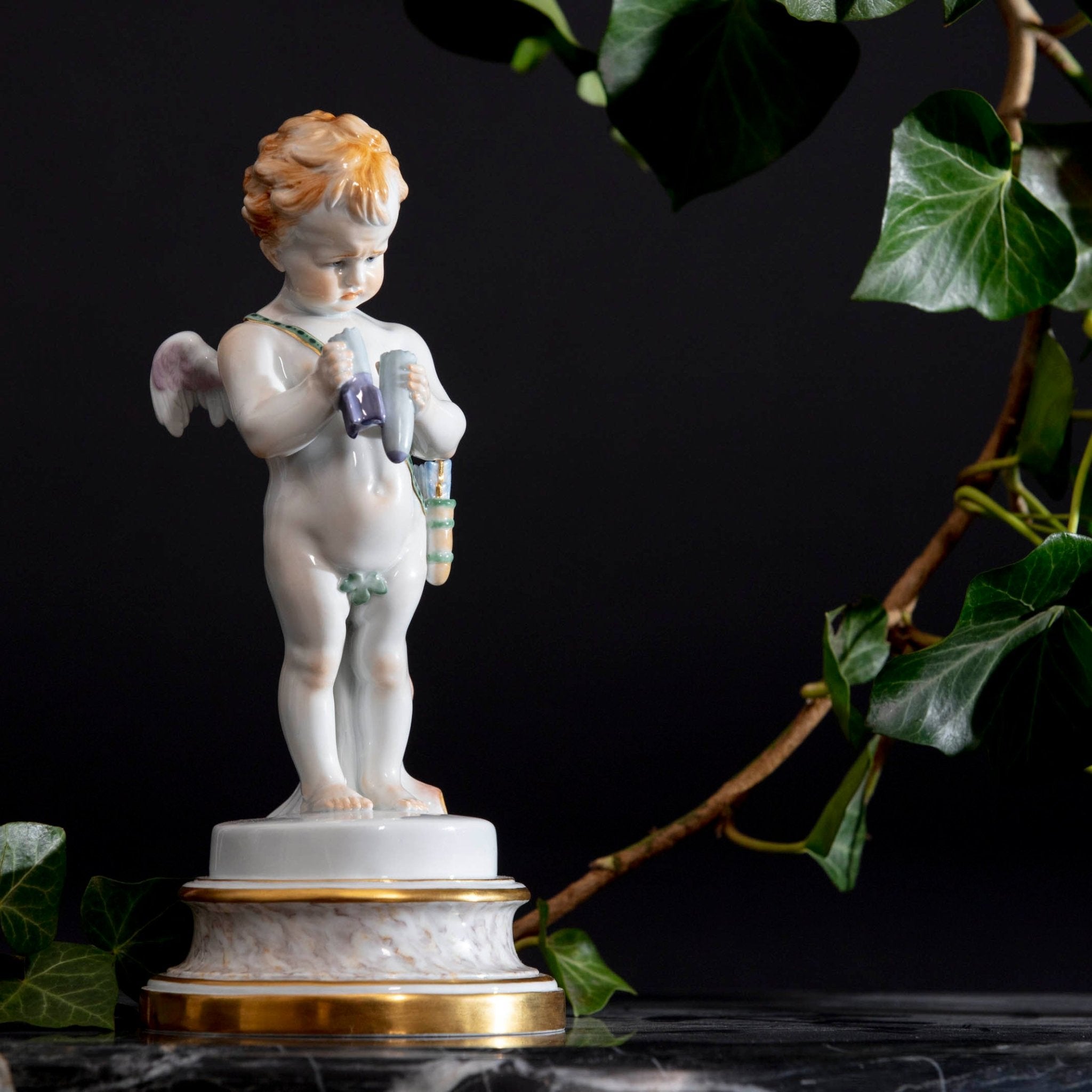 Figur Amor Love not war, farbig und gold staffiert, H 21 cm | Meissen Geschenke 90a369 - 70616 - Meissen Weimar
