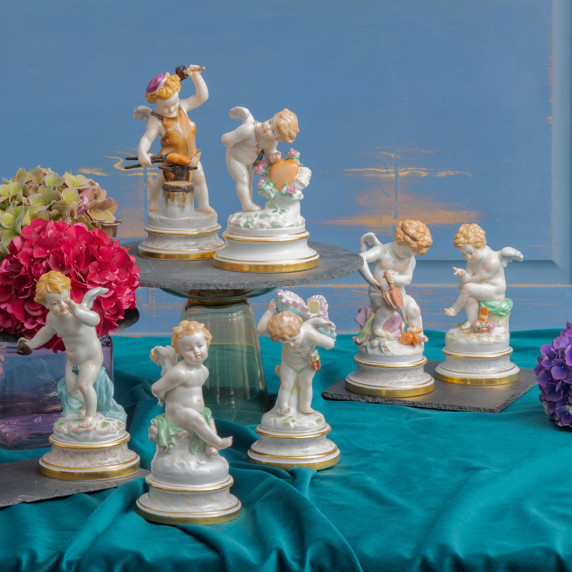Figur Amor philosophiert über die Liebe, Bunt und gold staffiert, H 18 cm | Meissen Figuren Individuell 900300 - 70667 - Meissen Weimar
