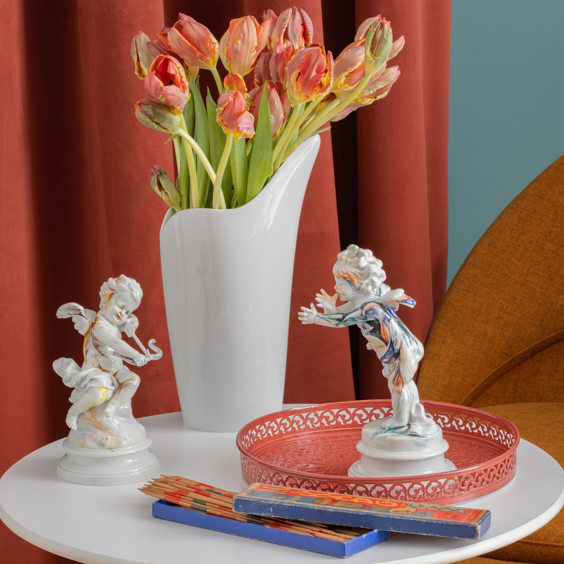 Figur Amor Tattoo, eine lange Nase drehend, H 20,5 cm | Meissen Figuren Individuell 90a389 - 70689 - Meissen Weimar