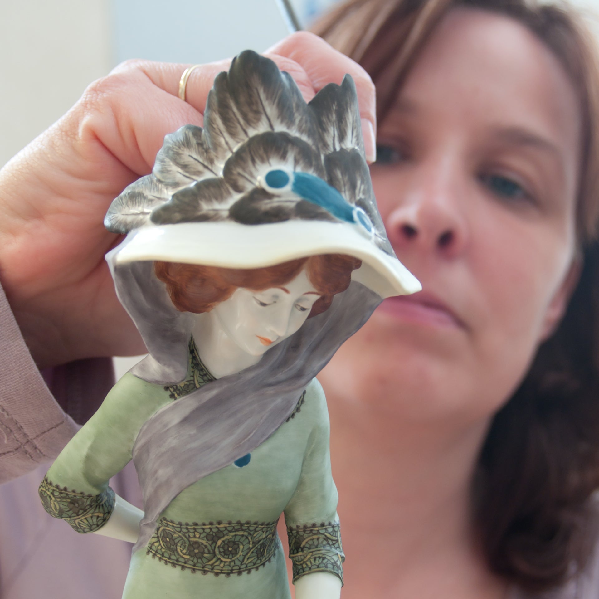 Figur Dame mit Schirm Limitierte Meisterwerke, Porzellan, H 28 cm | Meissen Limitierte Meisterwerke 900384 - 73455 - Meissen Weimar