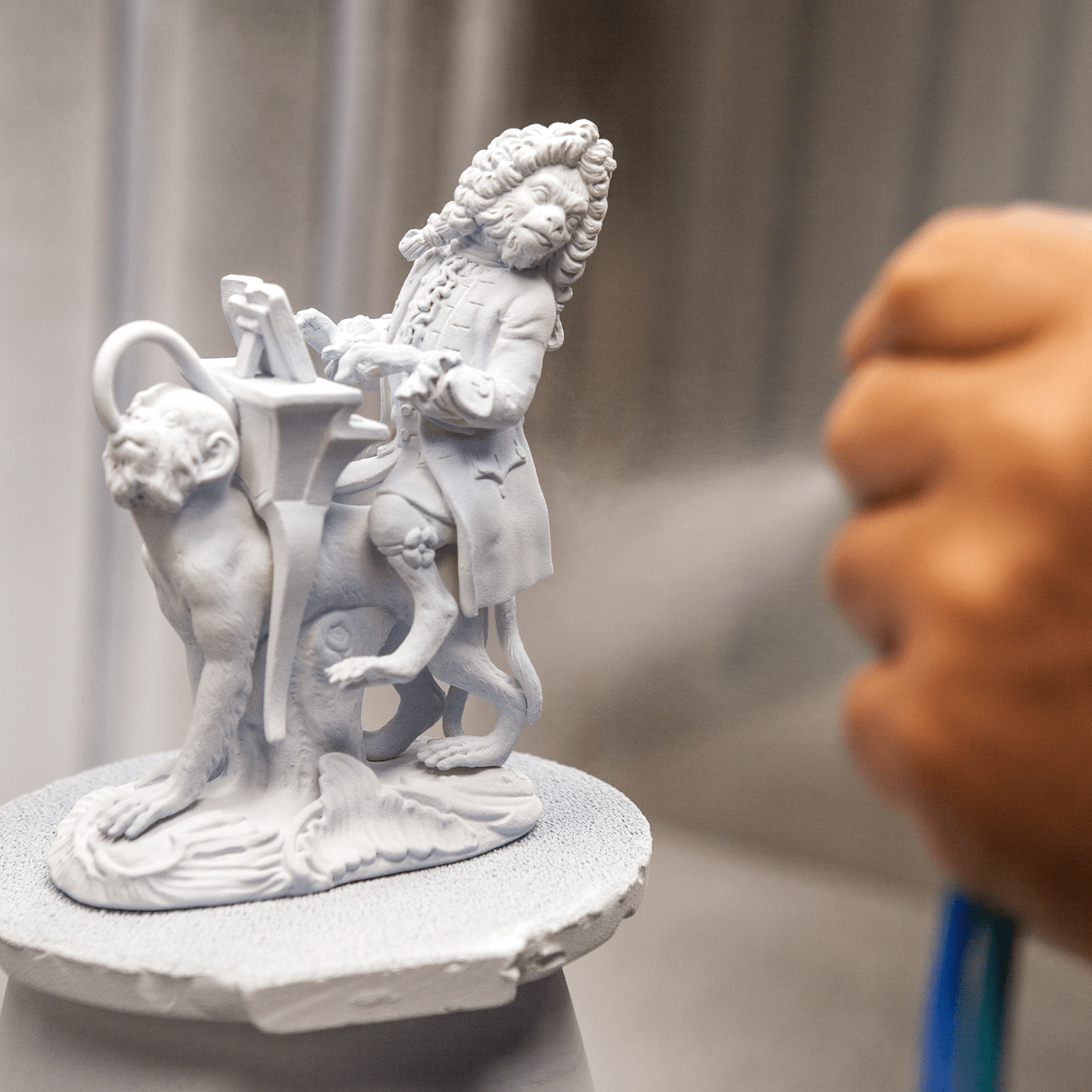 Figur Dudelsackpfeifer, H 15 cm | Meissen Figuren - Edition Affenkapelle 90c300 - 60008 - Meissen Weimar